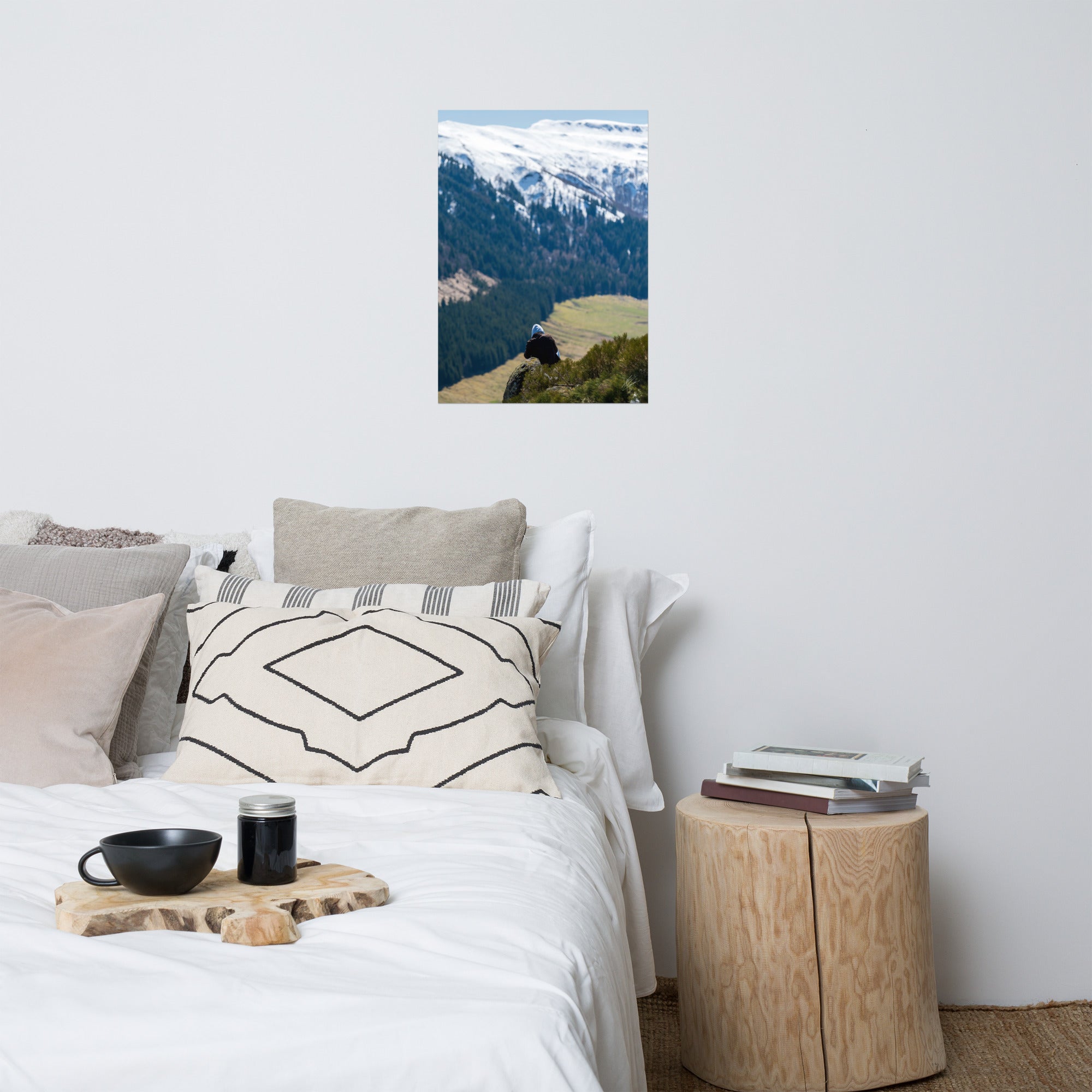 Figure en méditation sur une montagne du Cantal, vaste paysage en arrière-plan.