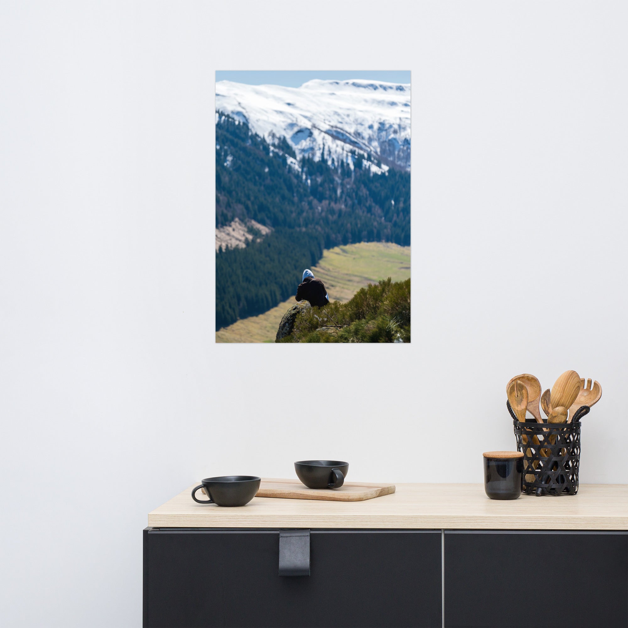 Figure en méditation sur une montagne du Cantal, vaste paysage en arrière-plan.