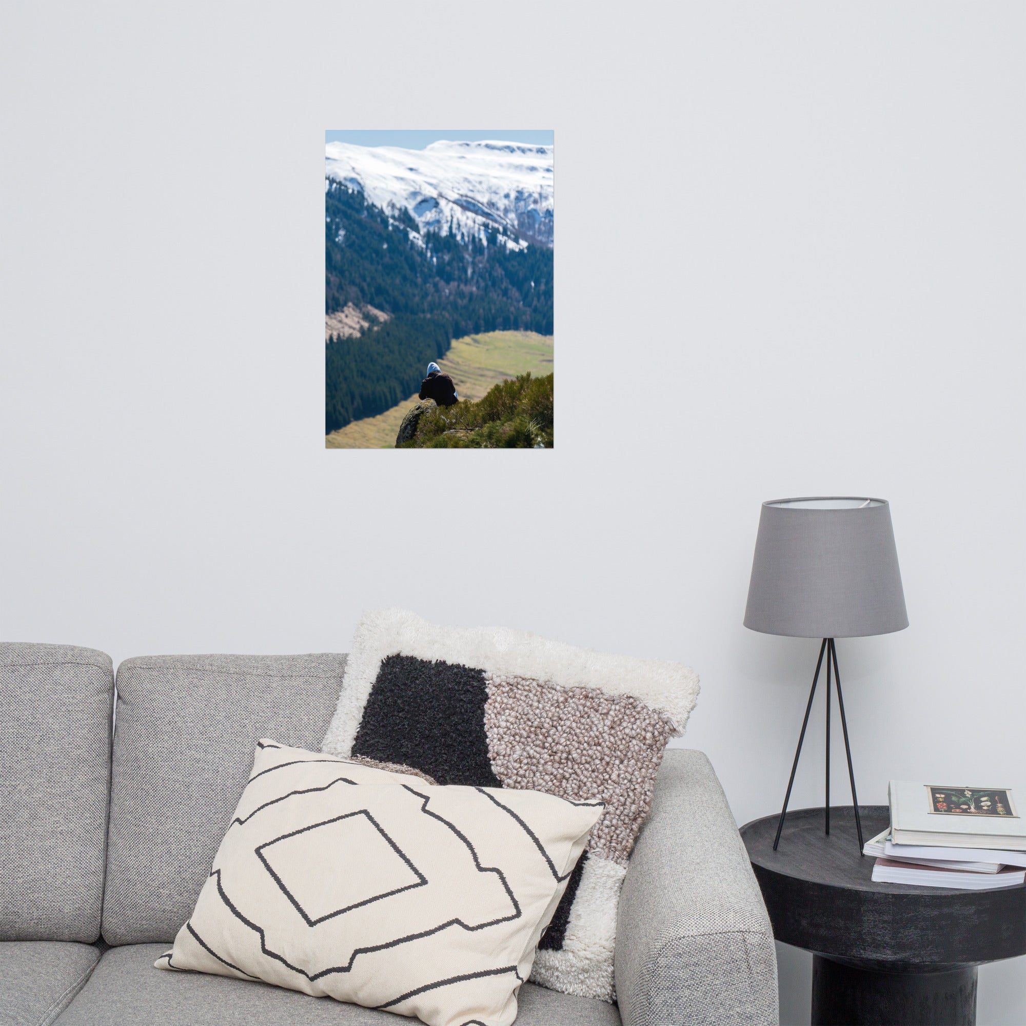 Figure en méditation sur une montagne du Cantal, vaste paysage en arrière-plan.