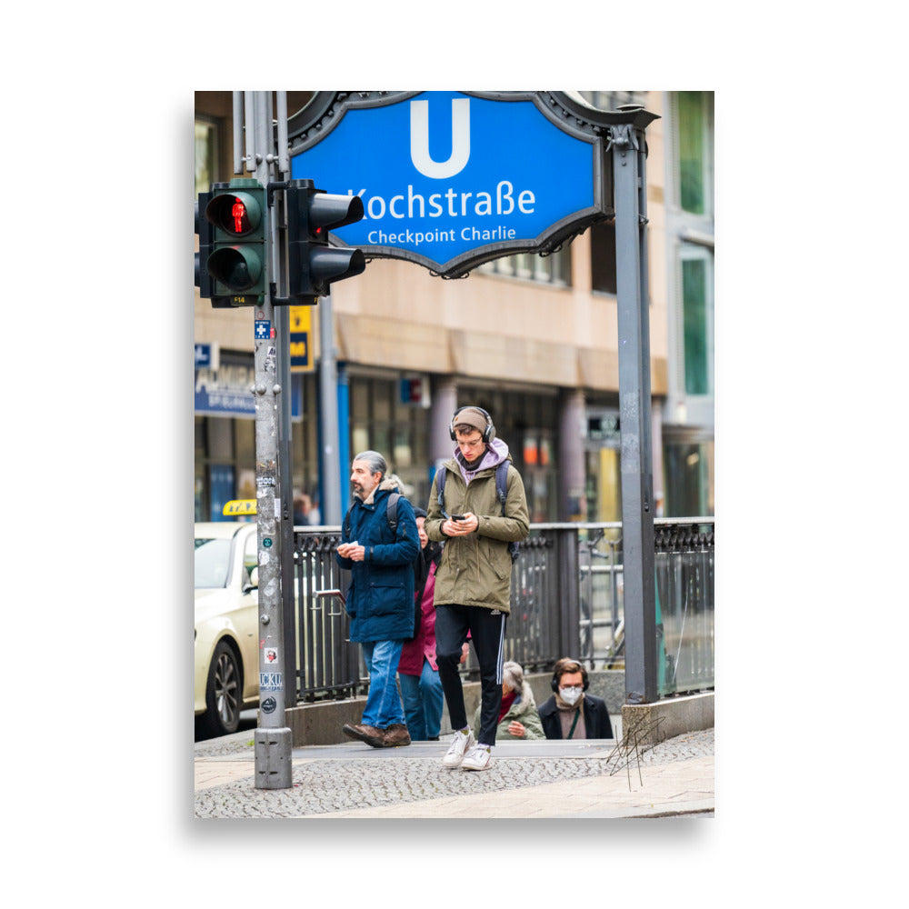 Sortie de métro 'Checkpoint Charlie' à Berlin, illustrant le contraste entre l'historique et le moderne.