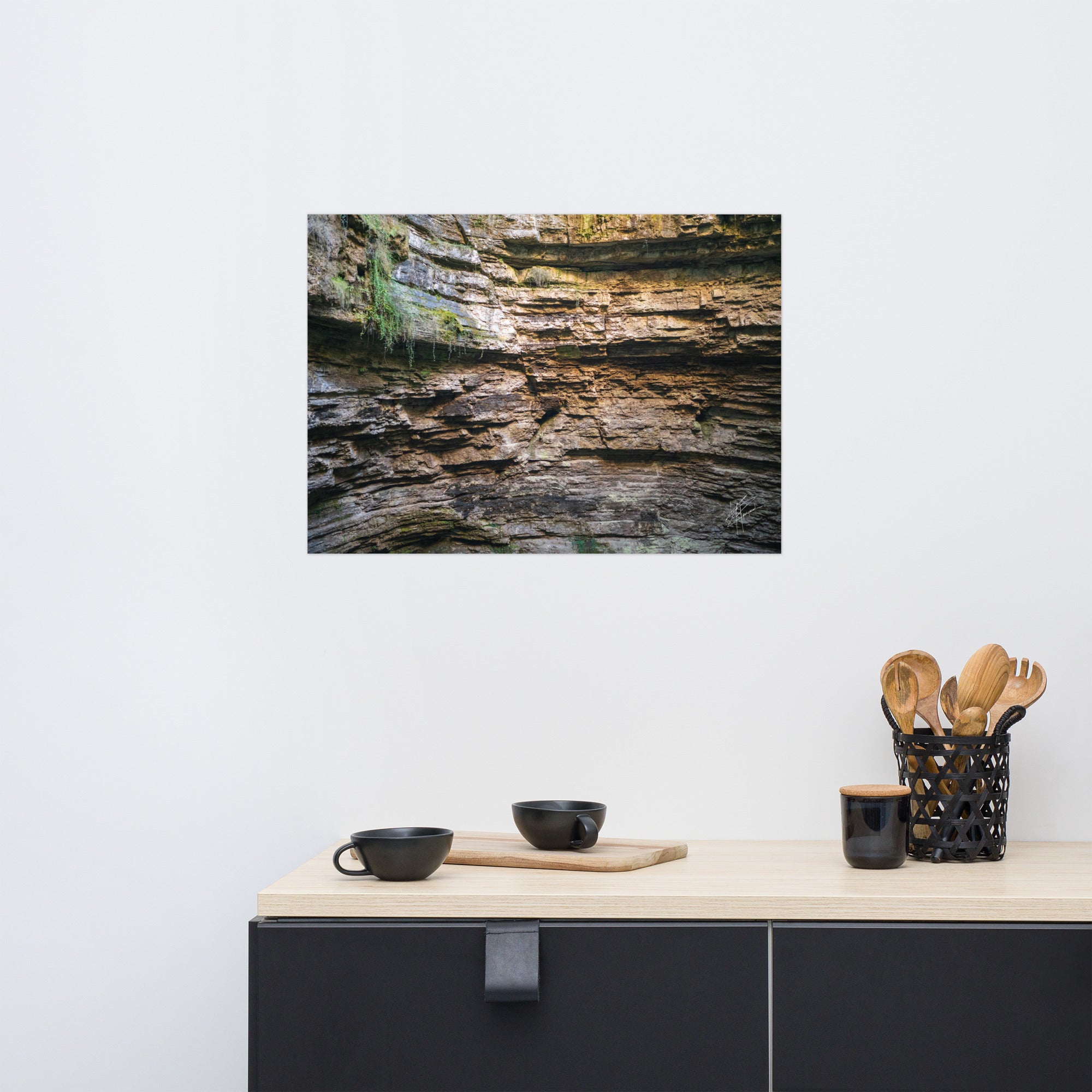 Photographie détaillée d'un mur de roche souterrain au gouffre de Padirac montrant des couches distinctes et des signes d'érosion.