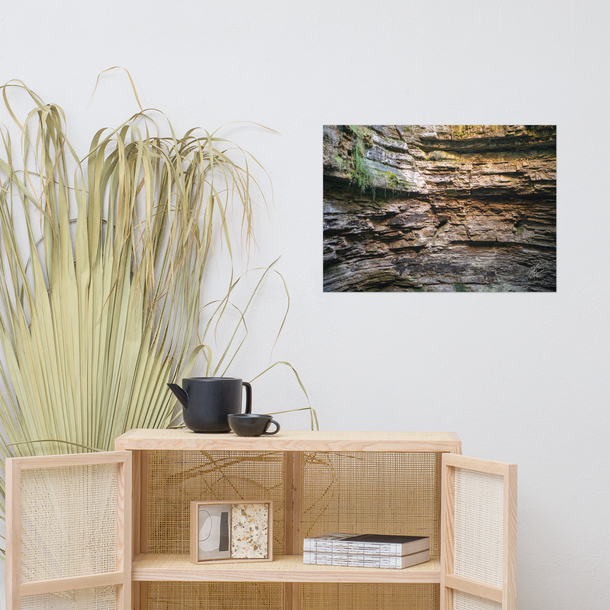 Photographie détaillée d'un mur de roche souterrain au gouffre de Padirac montrant des couches distinctes et des signes d'érosion.