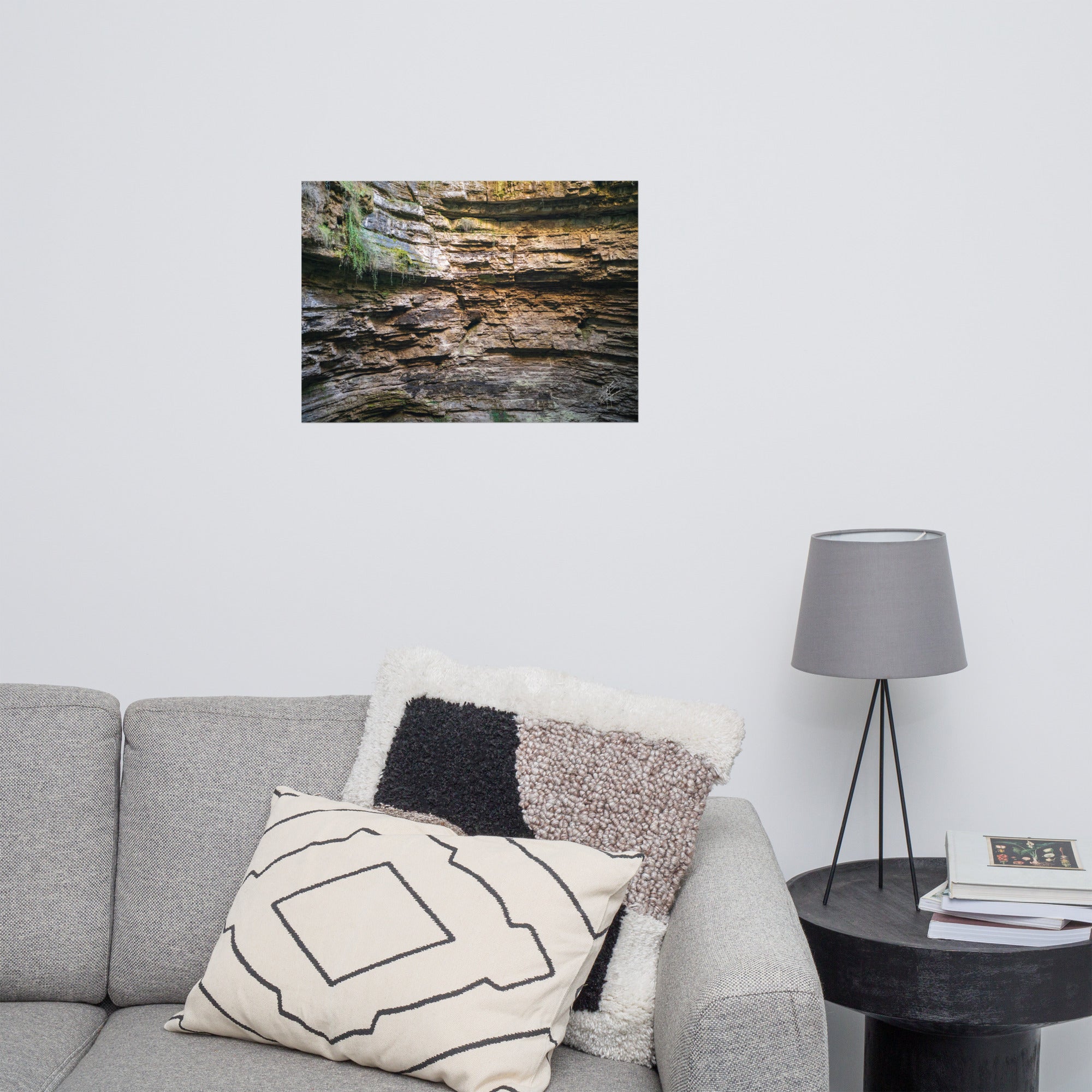 Photographie détaillée d'un mur de roche souterrain au gouffre de Padirac montrant des couches distinctes et des signes d'érosion.