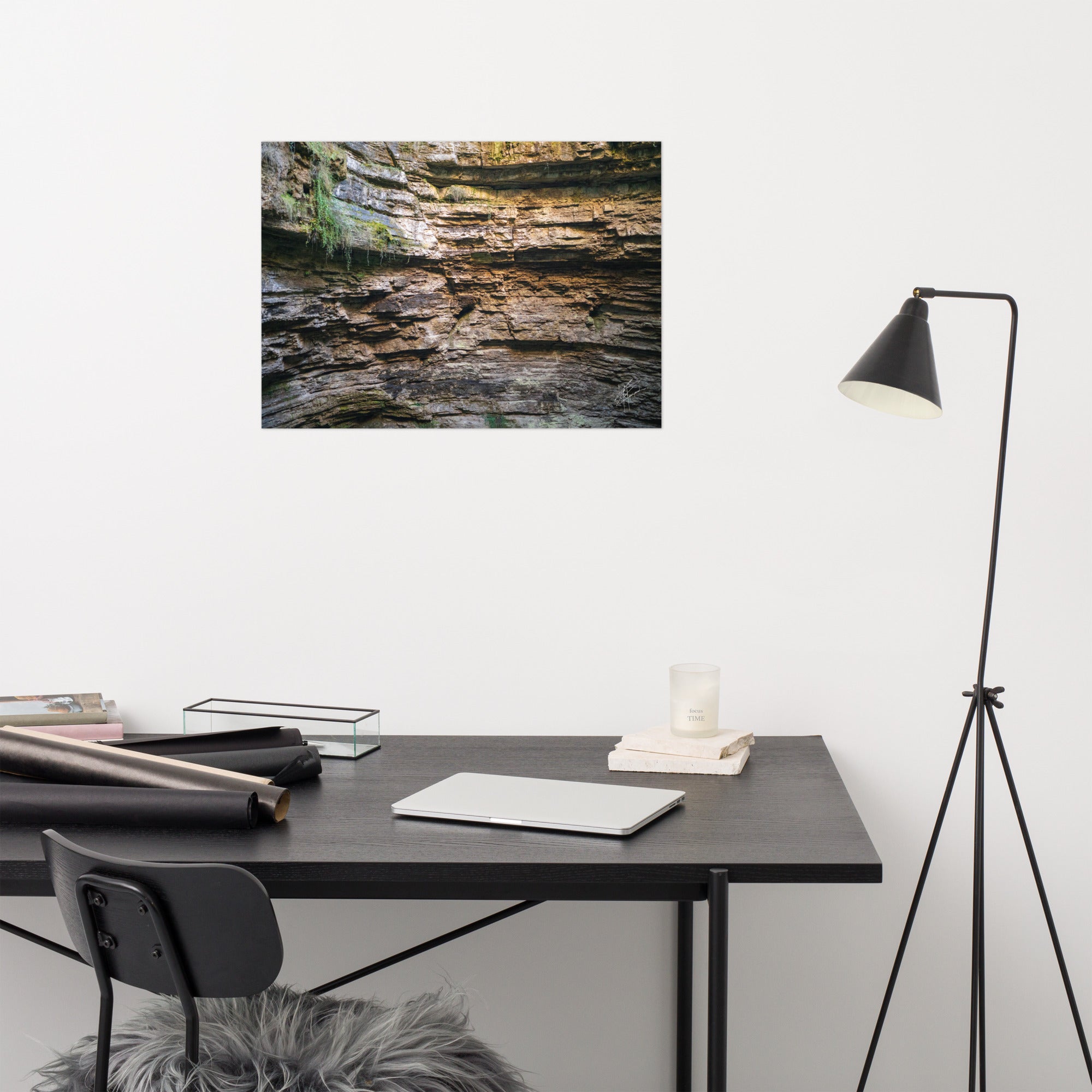 Photographie détaillée d'un mur de roche souterrain au gouffre de Padirac montrant des couches distinctes et des signes d'érosion.