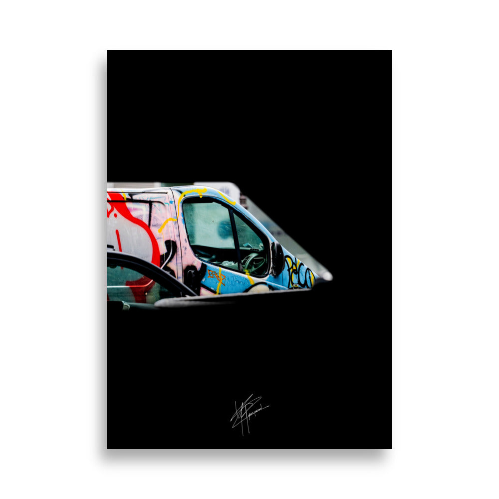 Vue contrastée d'un Renault Trafic éclairé, entouré d'une obscurité artistique, témoignant de l'histoire urbaine et du street art.