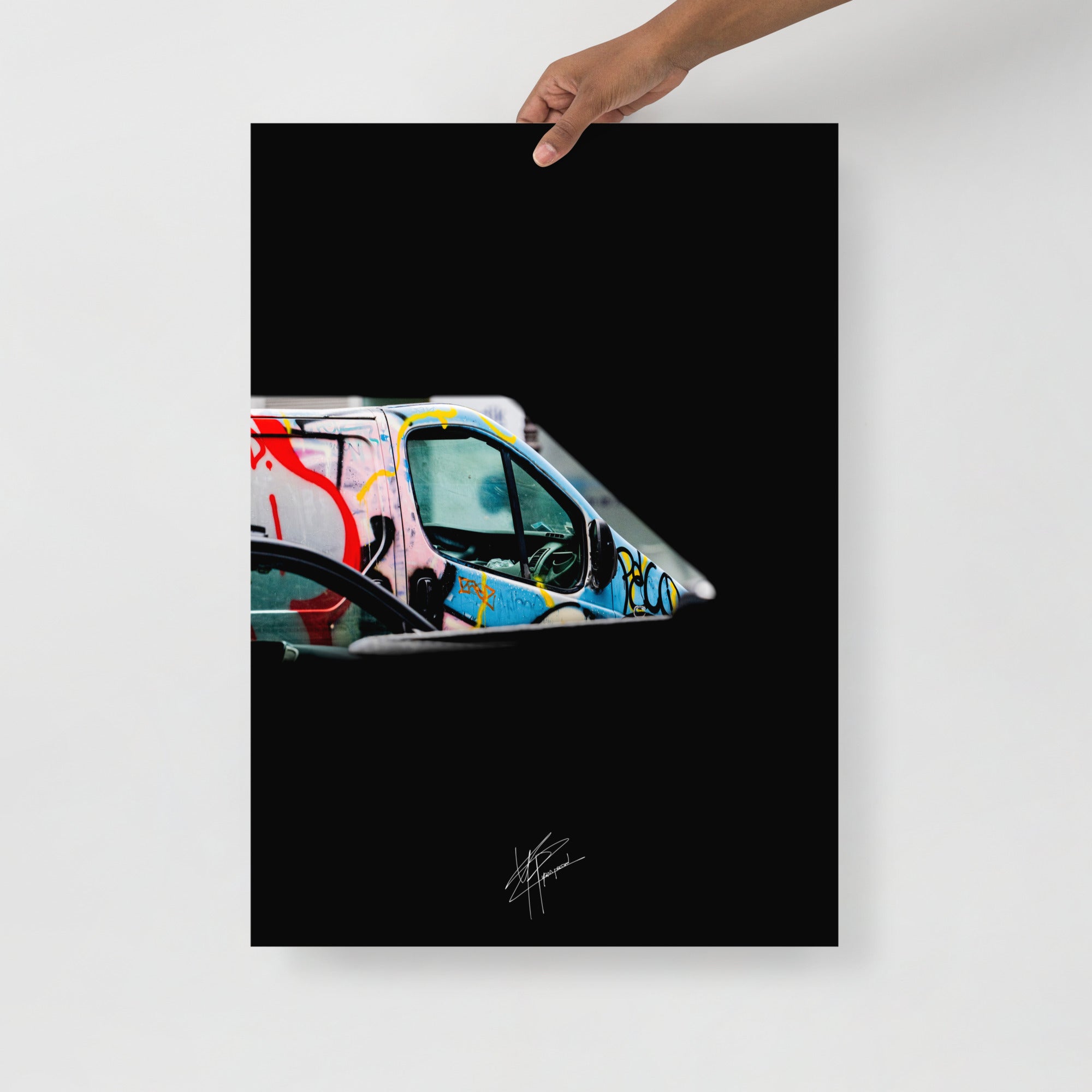 Vue contrastée d'un Renault Trafic éclairé, entouré d'une obscurité artistique, témoignant de l'histoire urbaine et du street art.