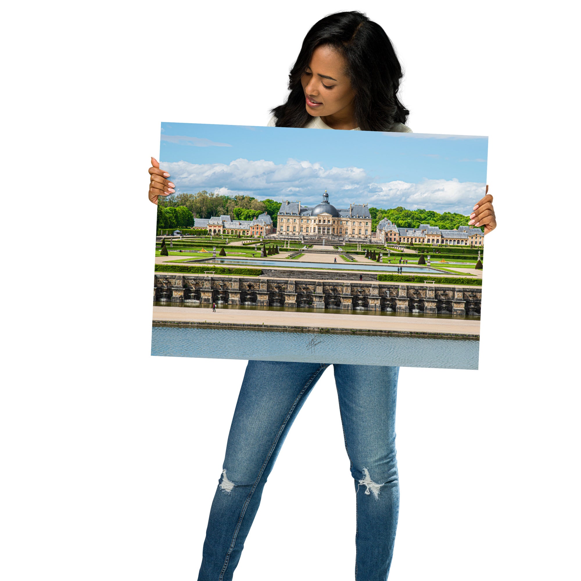 Photographie du Château de Vaux-le-Vicomte sous un ciel clair, mettant en valeur ses jardins impeccables et sa majestueuse architecture du XVIIe siècle.