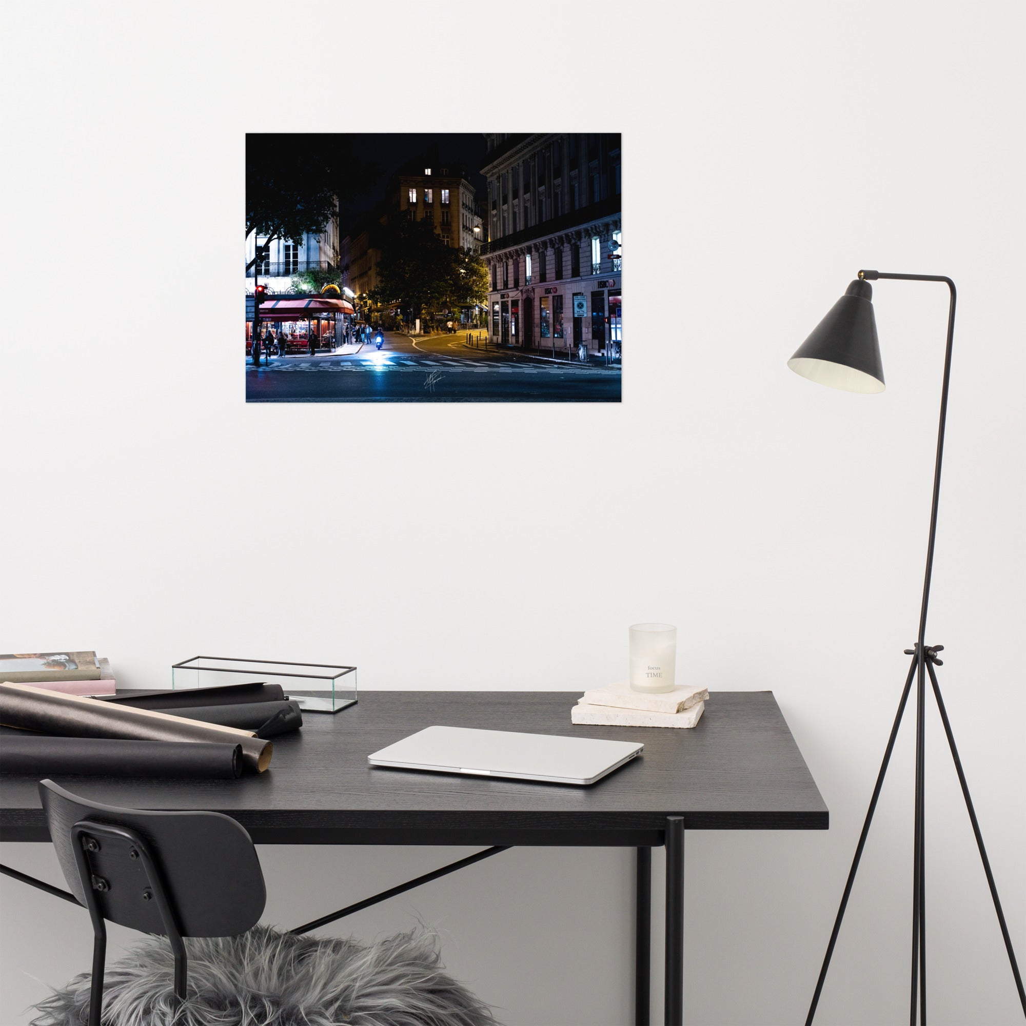 Photographie nocturne du boulevard Saint-Germain à Paris, avec ses lumières scintillantes, ses cafés animés et son architecture emblématique reflétant l'âme de la capitale française.