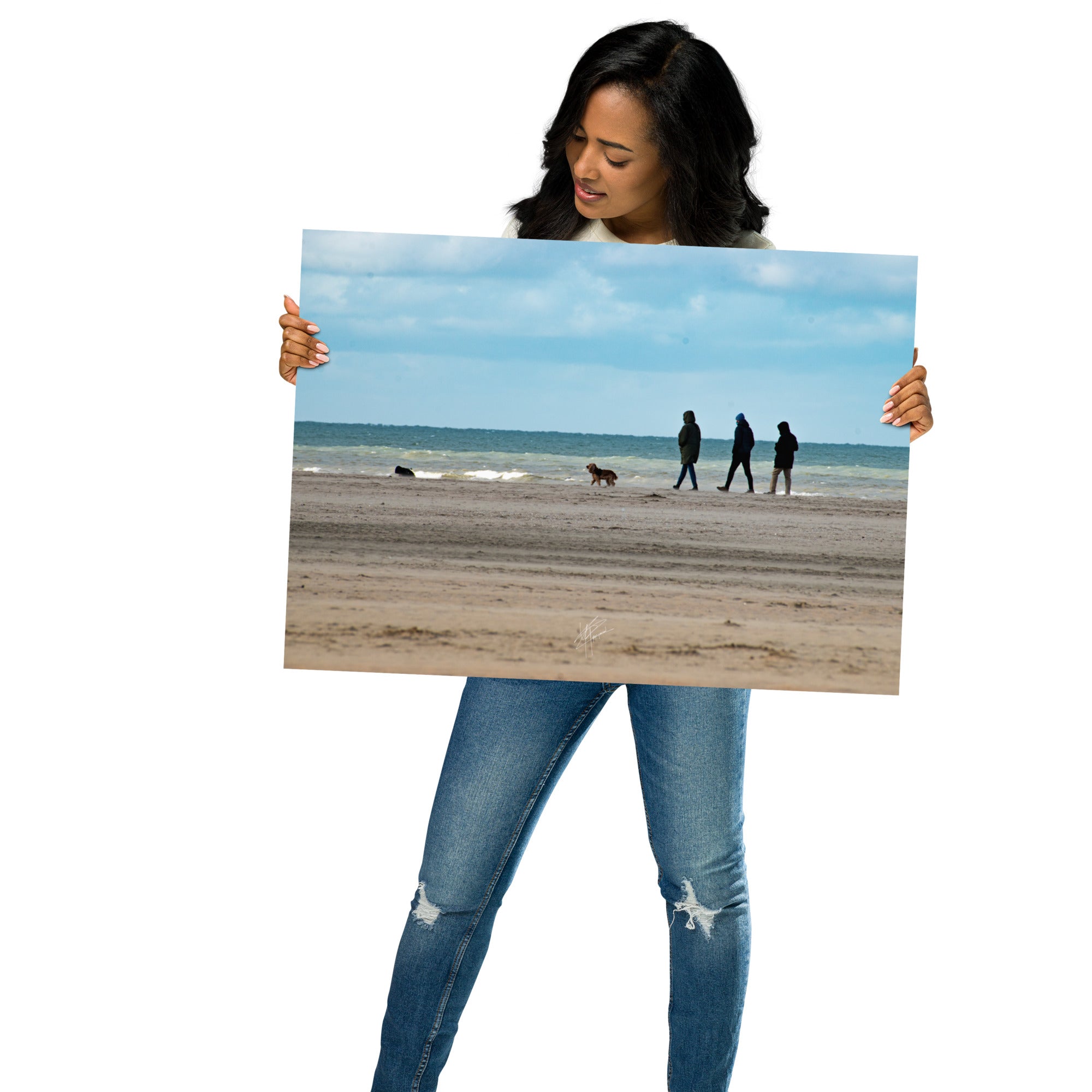 Photographie de la plage de Deauville avec des promeneurs et leur chien, capturant l'atmosphère tranquille et l'immensité de la mer normande.