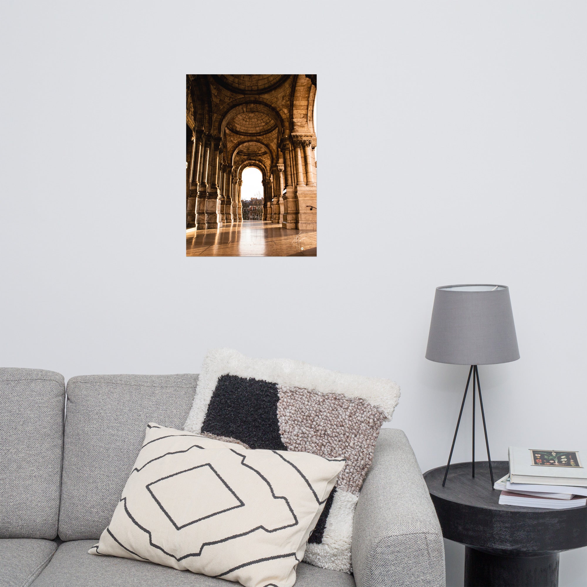 Photographie ensoleillée de la façade de l'entrée de la Basilique du Sacré Cœur à Montmartre, montrant l'architecture détaillée avec des reflets lumineux sur le sol pavé.