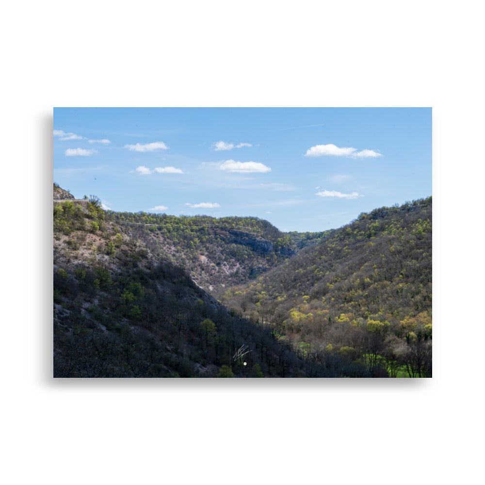 Vue panoramique de la vallée de Rocamadour en Dordogne, illustrant la beauté pittoresque et sereine du paysage, idéale pour apporter une ambiance naturelle à votre intérieur.