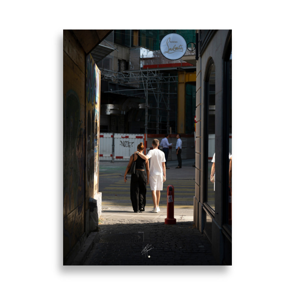 Couple marchant sur un passage piéton à Genève, baigné par la lumière dorée du soleil.