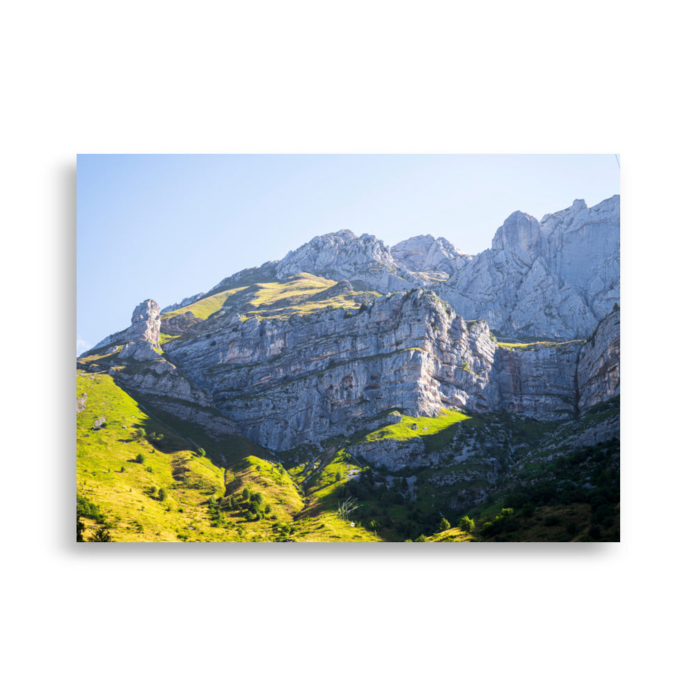 Vue époustouflante du Massif de la Tournette, mettant en évidence sa face rocheuse et sa verdure luxuriante, sous un soleil éblouissant.