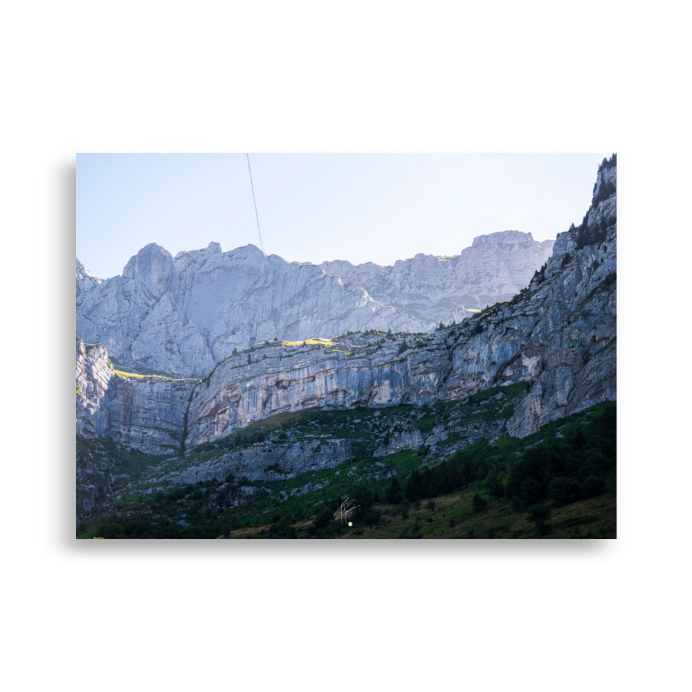 Photographie éclairée par le soleil de la face rocheuse du Massif de la Tournette, capturant sa majesté et sa splendeur.