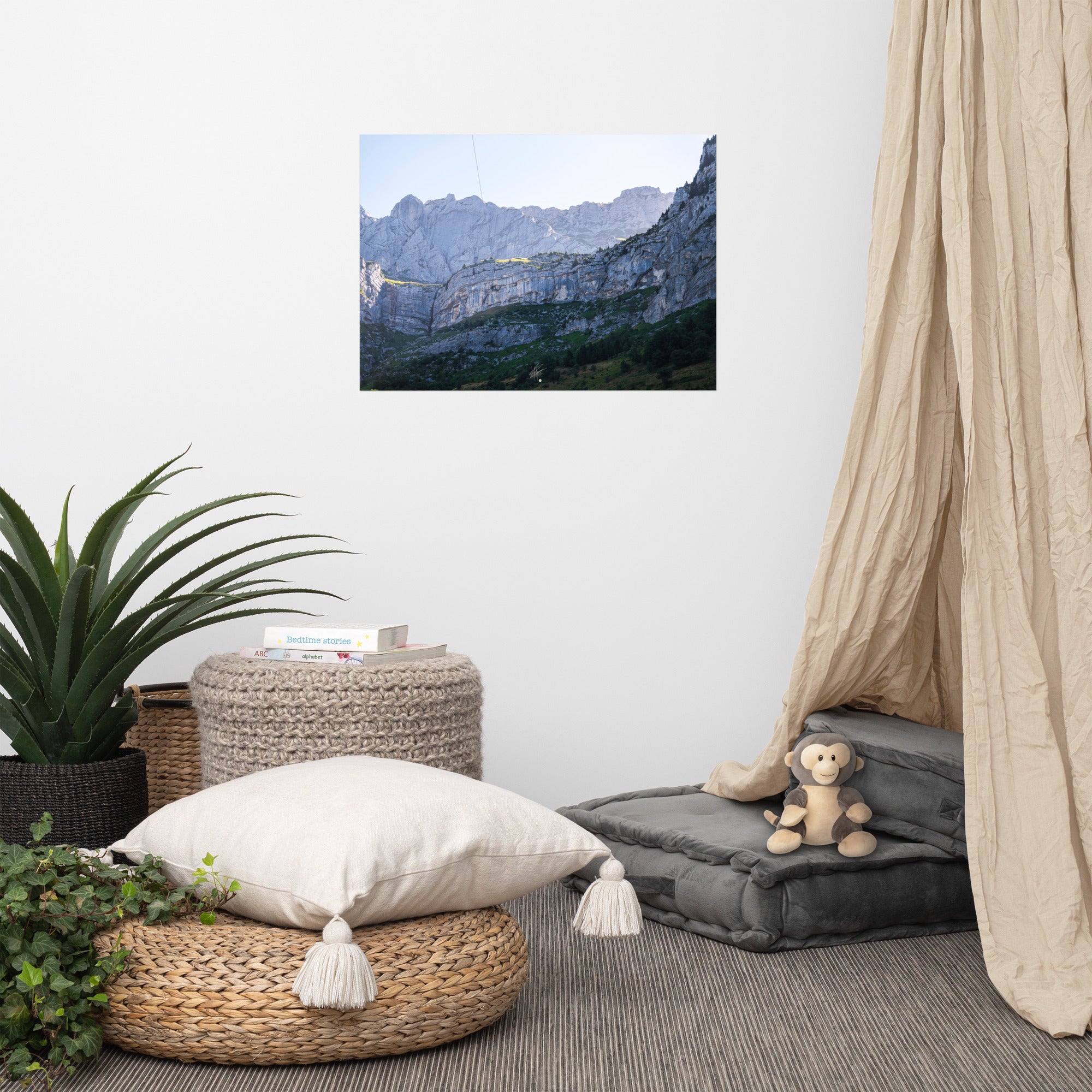 Photographie éclairée par le soleil de la face rocheuse du Massif de la Tournette, capturant sa majesté et sa splendeur.