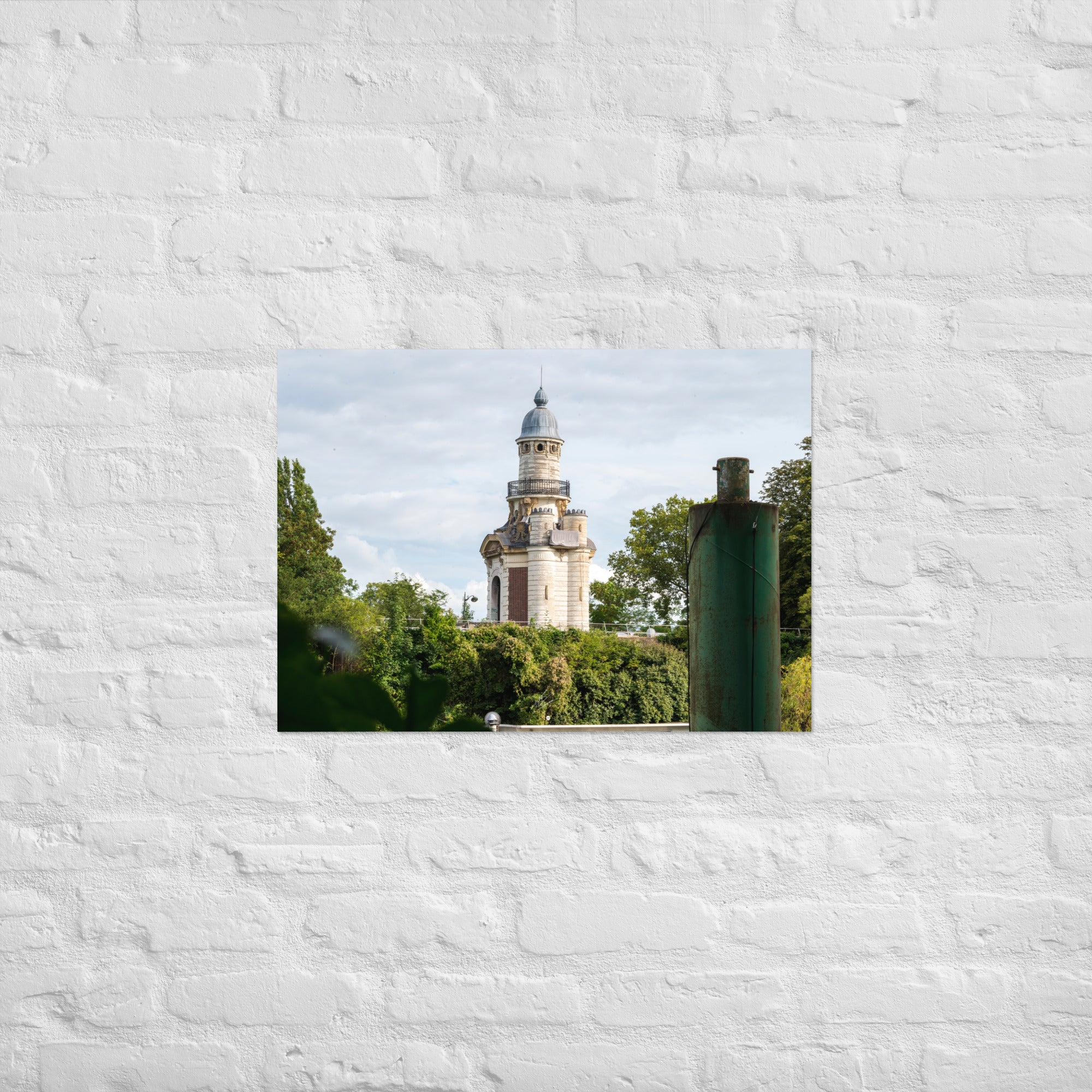 Photographie du poster 'La pompe-à-feu du château de Bagatelle', capture d'une pièce d'architecture antique dans un cadre historique.