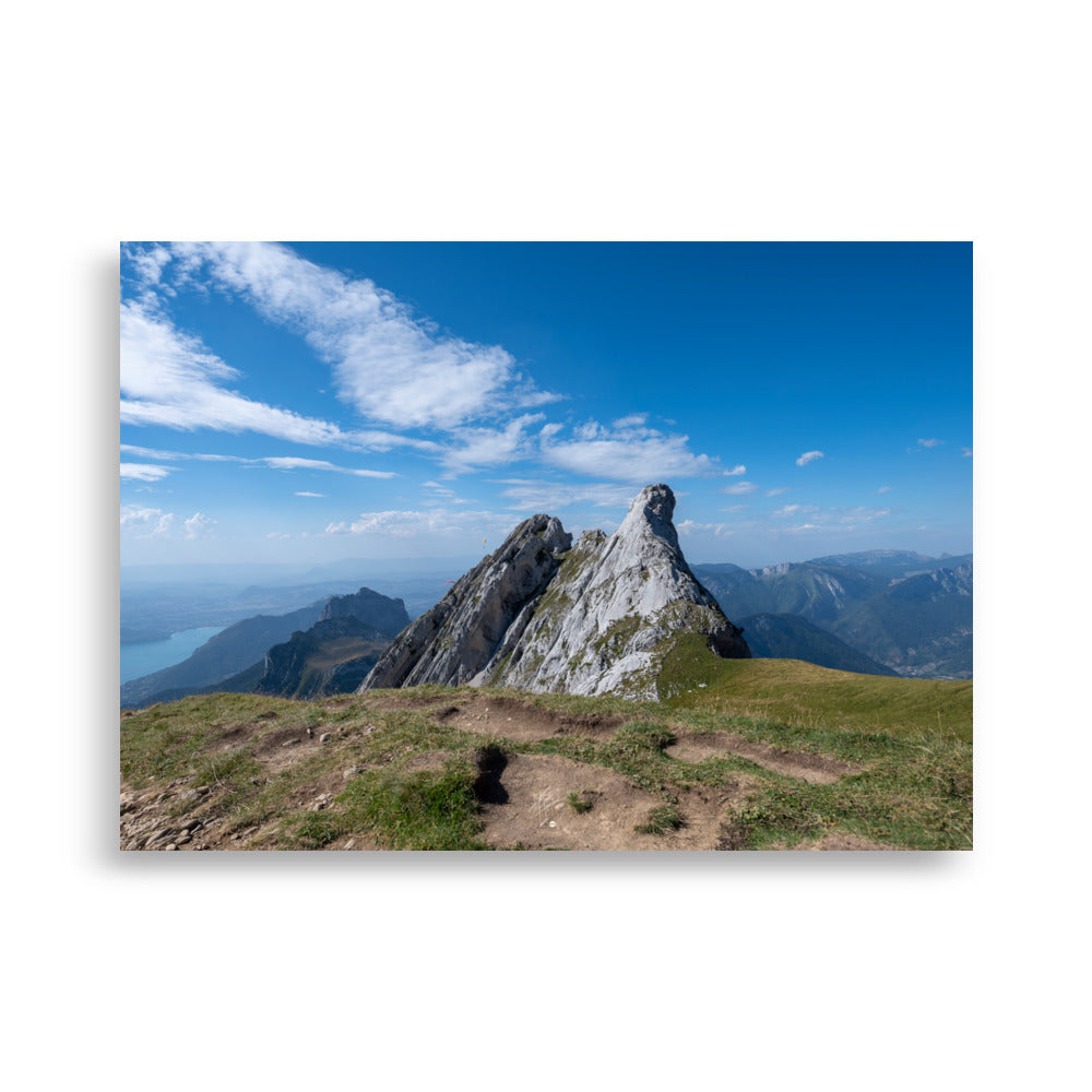 Photographie du poster 'La Tournette N02', montrant une scène pittoresque des montagnes et du lac d'Annecy en Haute-Savoie.