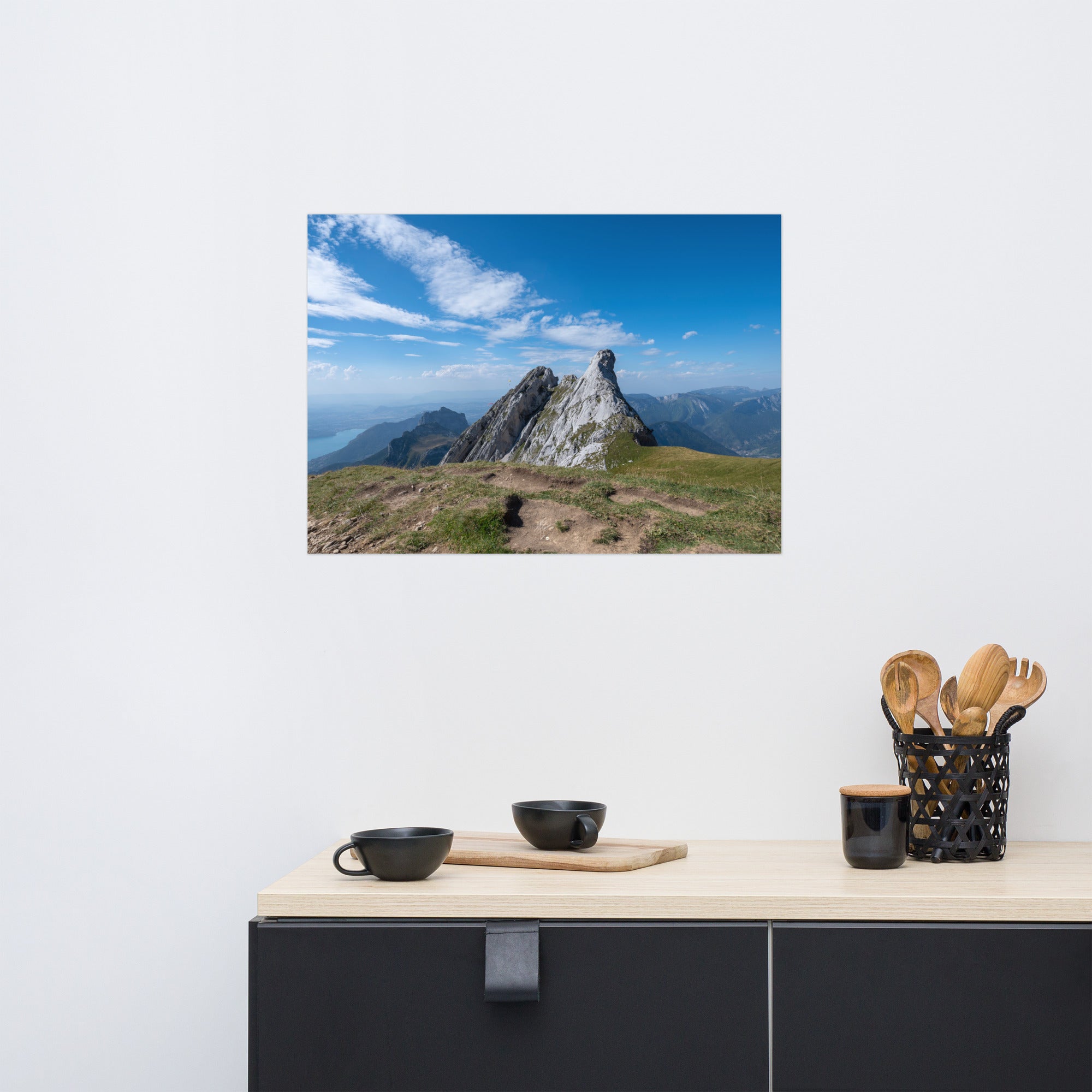 Photographie du poster 'La Tournette N02', montrant une scène pittoresque des montagnes et du lac d'Annecy en Haute-Savoie.