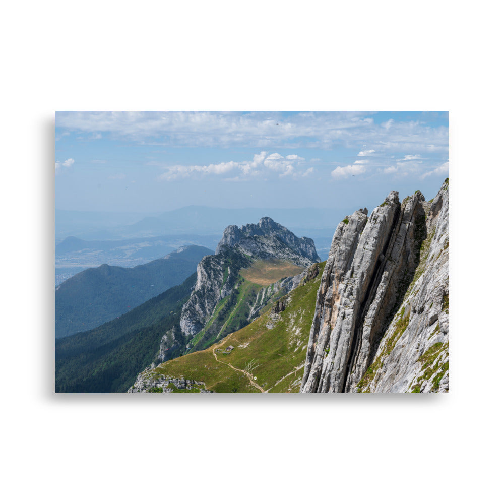 Vue panoramique du poster 'La Tournette N04', présentant un sentier de haute montagne et le lac d'Annecy en Haute-Savoie.