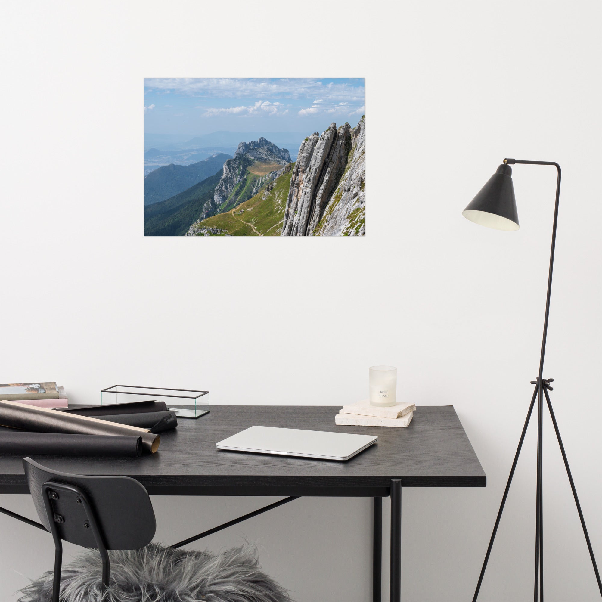 Vue panoramique du poster 'La Tournette N04', présentant un sentier de haute montagne et le lac d'Annecy en Haute-Savoie.