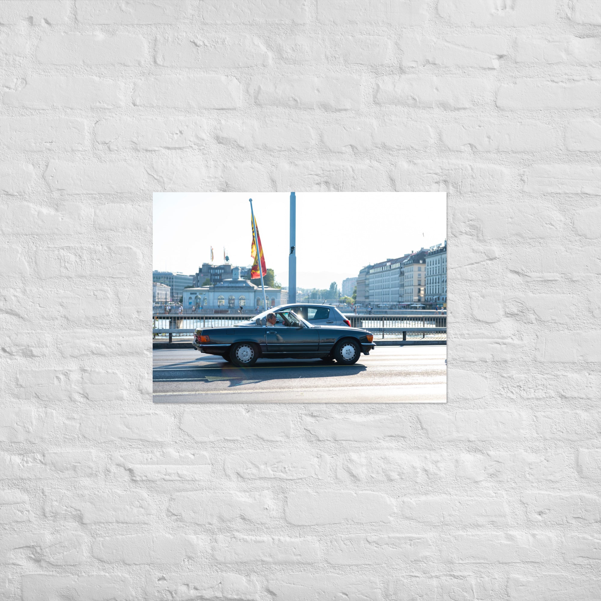 Poster photographique 'Mercedes Benz 300 SL', montrant la voiture classique dans une mise en scène de rue élégante.