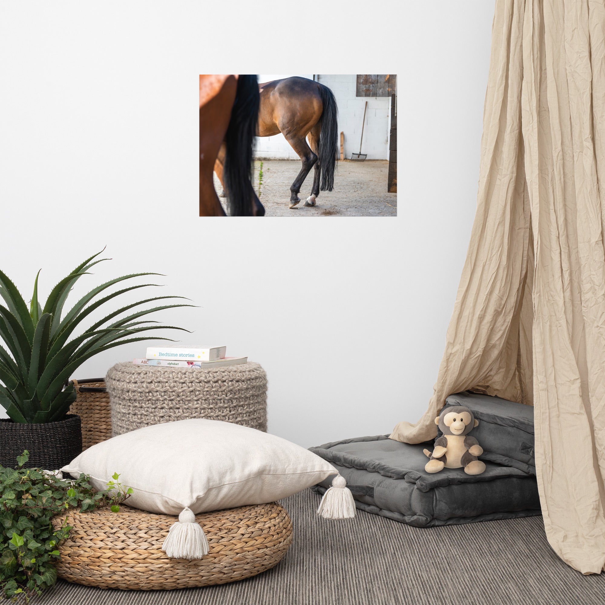 Photographie artistique 'Au repos dans l'écurie' dépeignant le mouvement gracieux d'un cheval, imprimée sur du papier de première qualité.