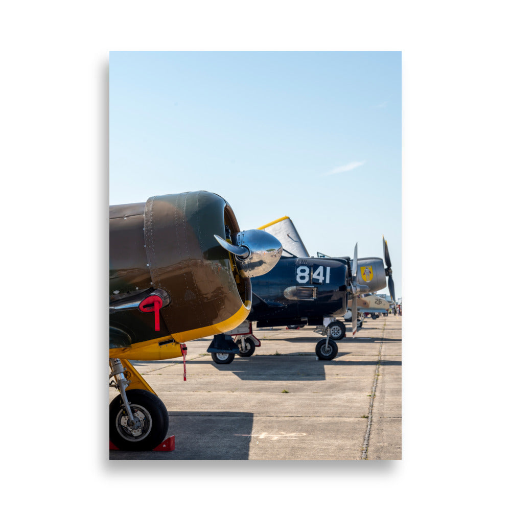 Photographie impressionnante 'Aviation' dépeignant un alignement d'avions de guerre vintage, imprimée sur un papier d'excellence.