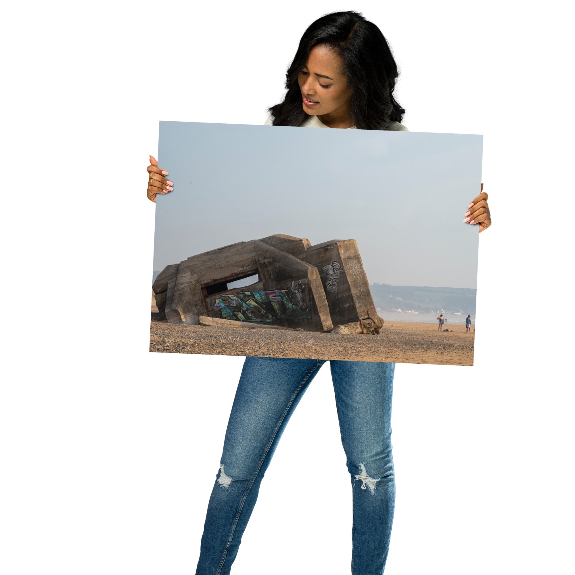 Photographie saisissante du 'Bunker de Biville', un vestige historique de la Seconde Guerre Mondiale, partiellement enseveli par le sable d'une plage du débarquement, imprimée sur papier de qualité supérieure.