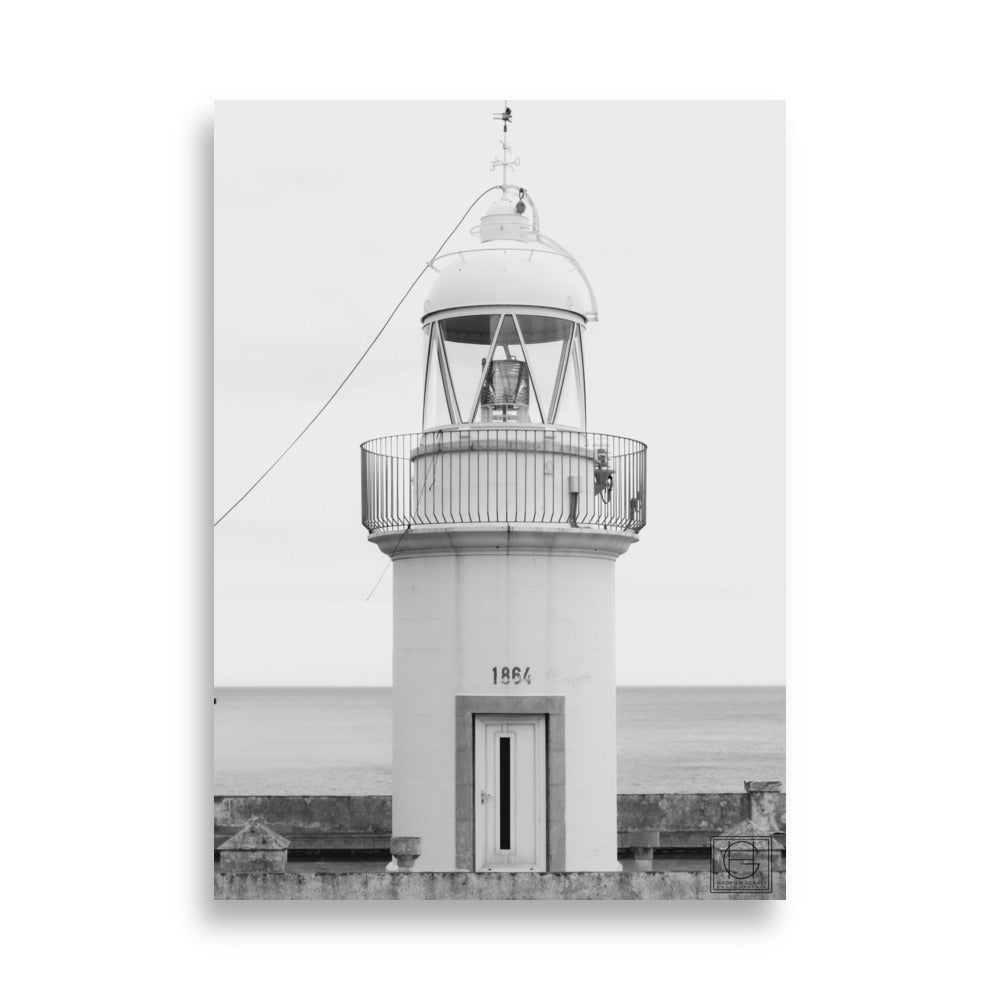 Vue sereine d'un phare historique se dressant contre le ciel azur, capturant l'essence de la tranquillité marine par le talentueux Hadrien Geraci.