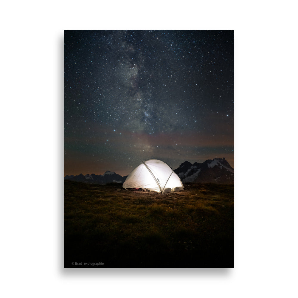 Tente illuminée en haute montagne avec la voie lactée en arrière-plan, photographiée par Brad_explographie.