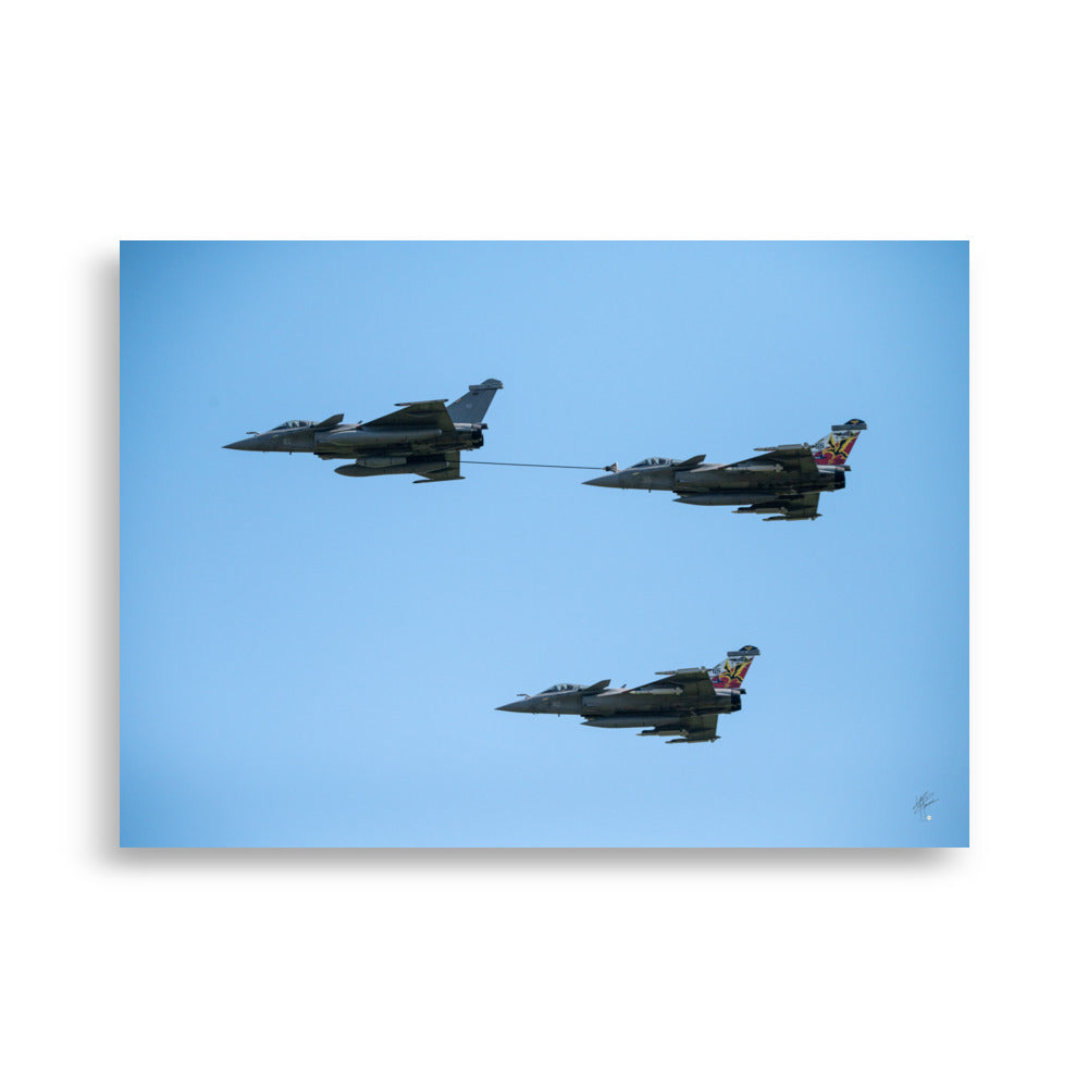 Trois avions de chasse Rafale en réapprovisionnement aérien, photographié par Yann Peccard.