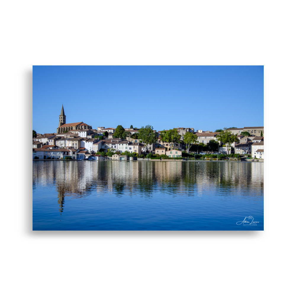 Poster 'Cœur de Castelnaudary', illustrant une scène paisible du bord du Canal du Midi avec des maisons charmantes, une église en arrière-plan, et une ambiance douce et pittoresque de la ville célèbre pour sa gastronomie.