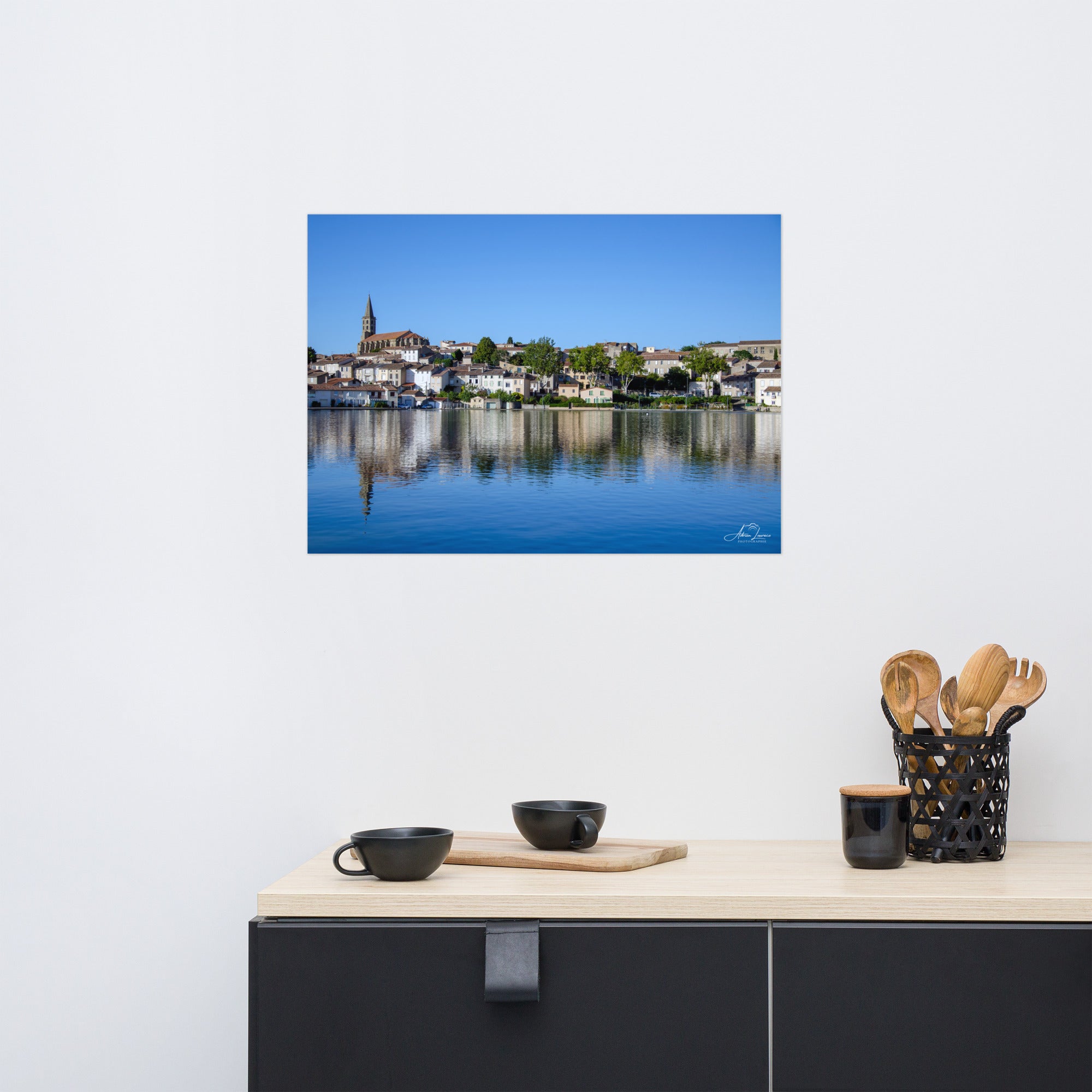 Poster 'Cœur de Castelnaudary', illustrant une scène paisible du bord du Canal du Midi avec des maisons charmantes, une église en arrière-plan, et une ambiance douce et pittoresque de la ville célèbre pour sa gastronomie.