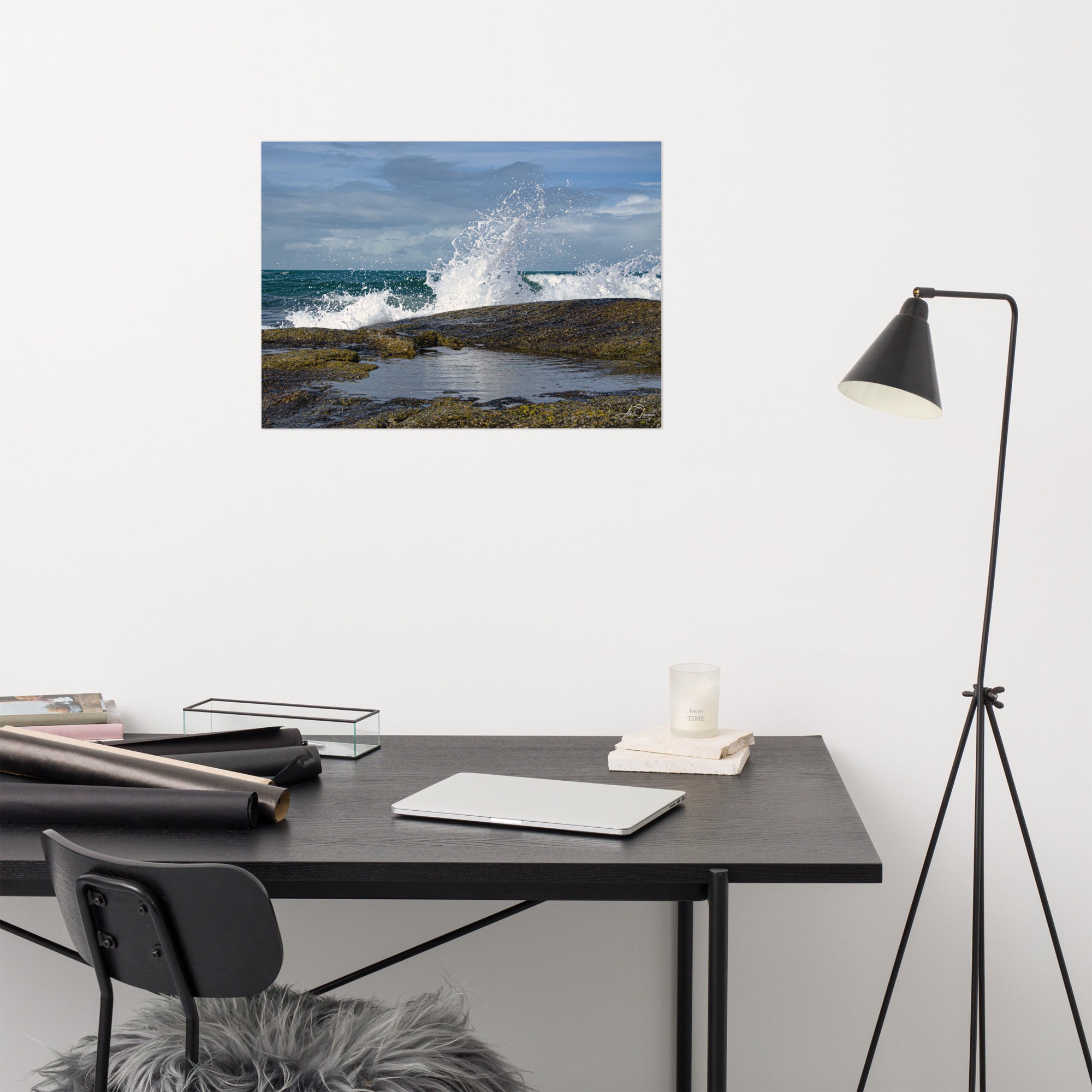 Photographie 'Pas de vague à Gatteville' d'Adrien Louraco, capturant l'impétuosité des vagues s'écrasant près du lieu où se dresse le phare de Gatteville, non visible sur l'image.