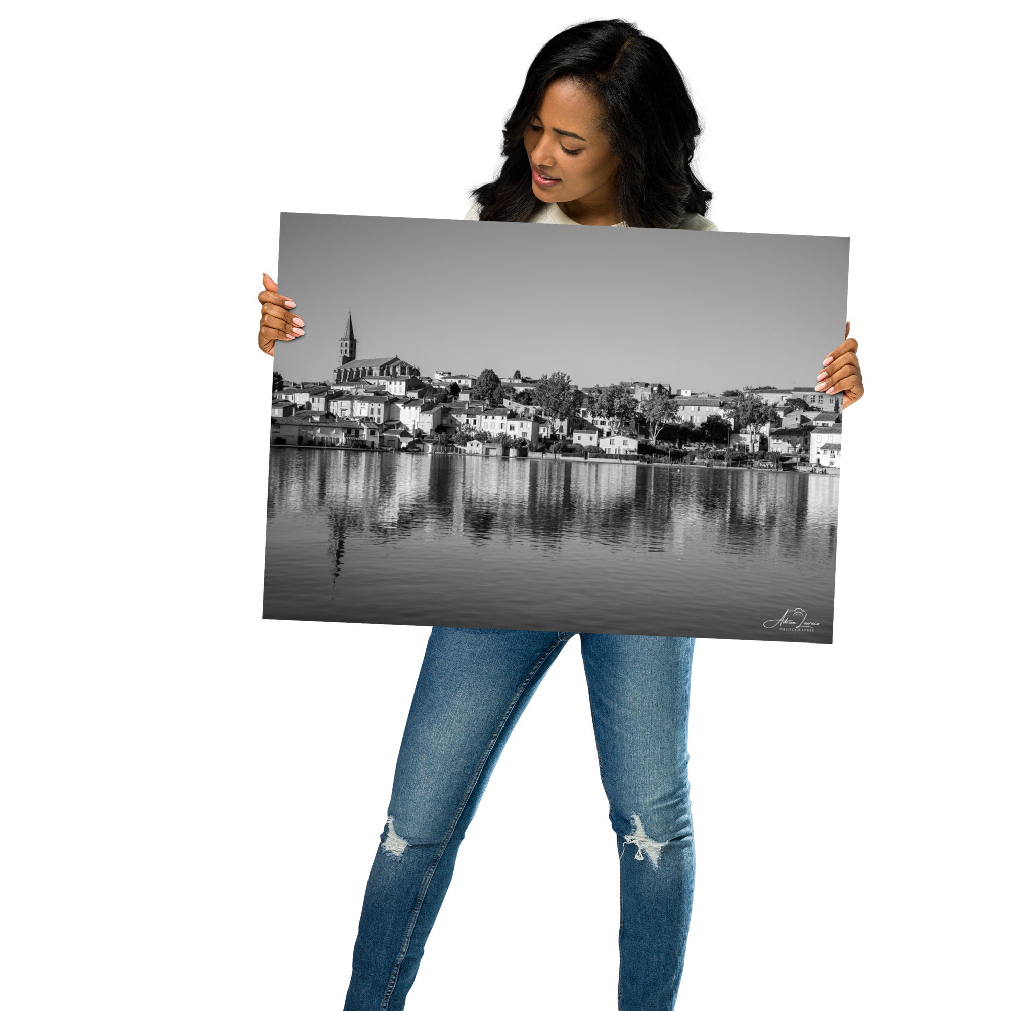 Photographie noir et blanc 'Pas de vague à Gatteville' d'Adrien Louraco, illustrant le paysage paisible du canal du midi à Castelnaudary, avec une ambiance mélancolique et intemporelle.