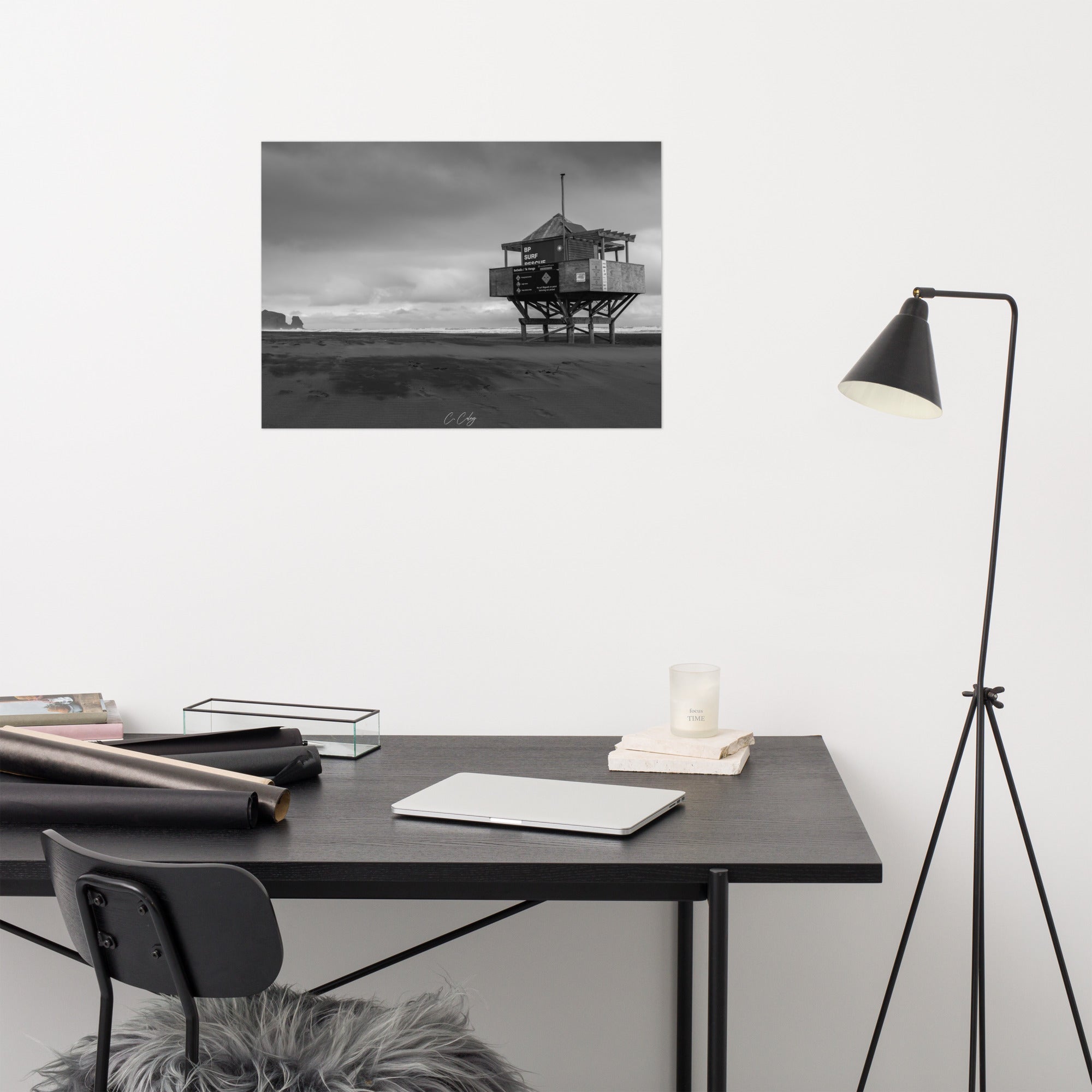 Photographie monochrome de l'emblématique abri sur pilotis des sauveteurs, dominant une plage néo-zélandaise, capturée par Charles Coley.