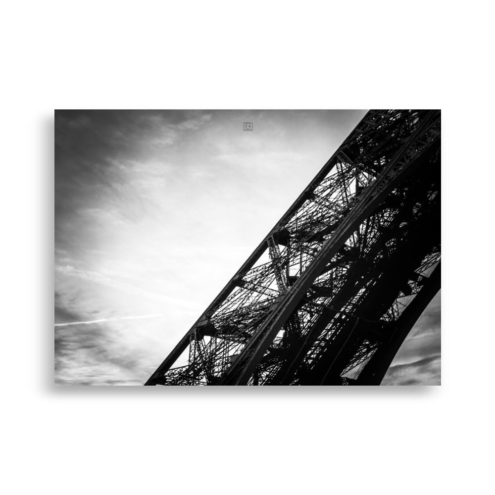 Photographie "Le ciel de fer" par Hadrien Geraci, base de la Tour Eiffel avec ciel dramatique