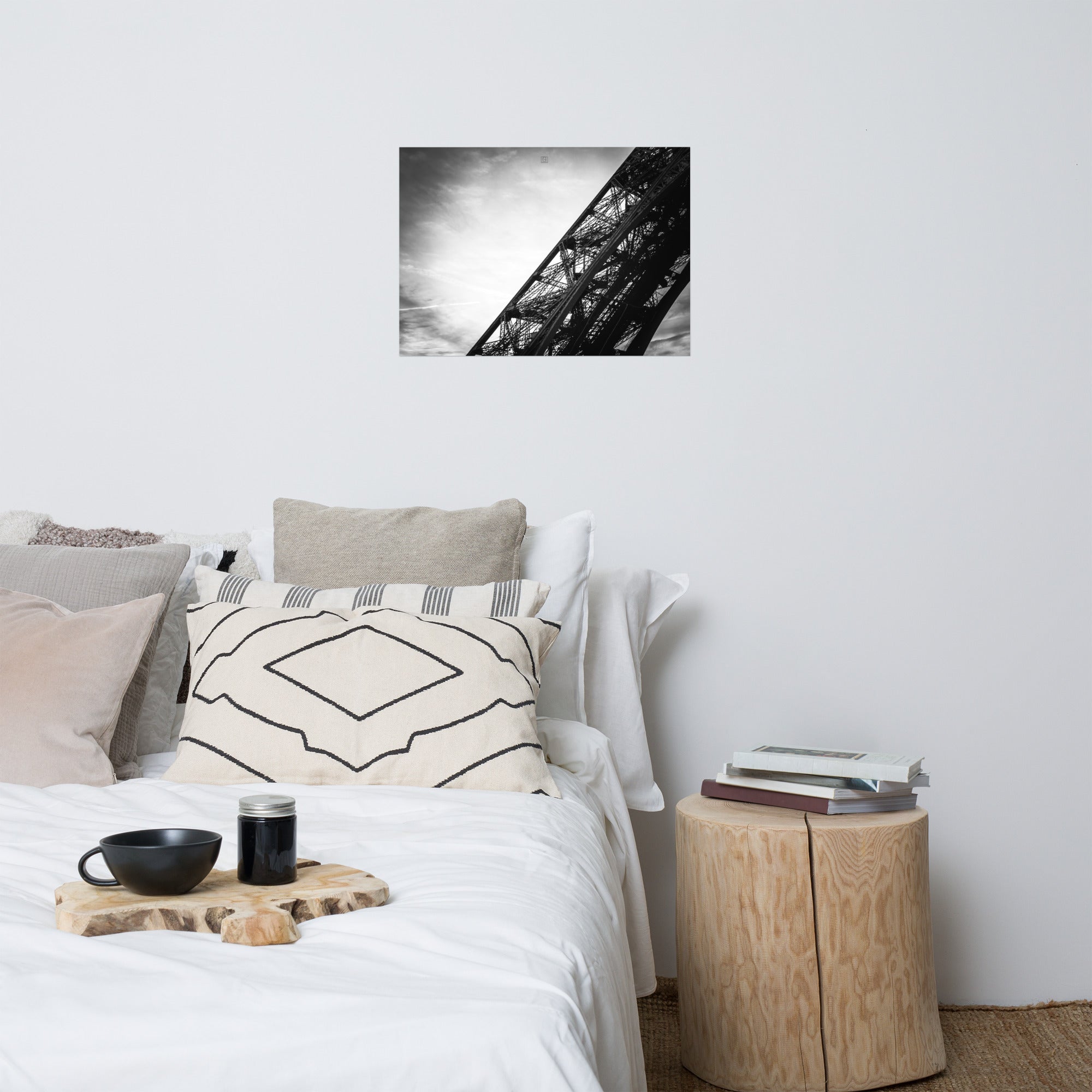 Photographie "Le ciel de fer" par Hadrien Geraci, base de la Tour Eiffel avec ciel dramatique