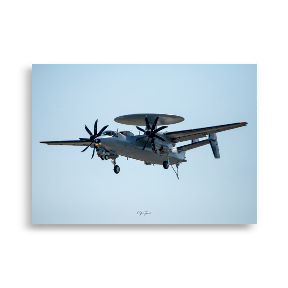 Photographie de l'avion de guerre 'HAWKEYE E-2C' équipé d'un radar sophistiqué, en plein vol.