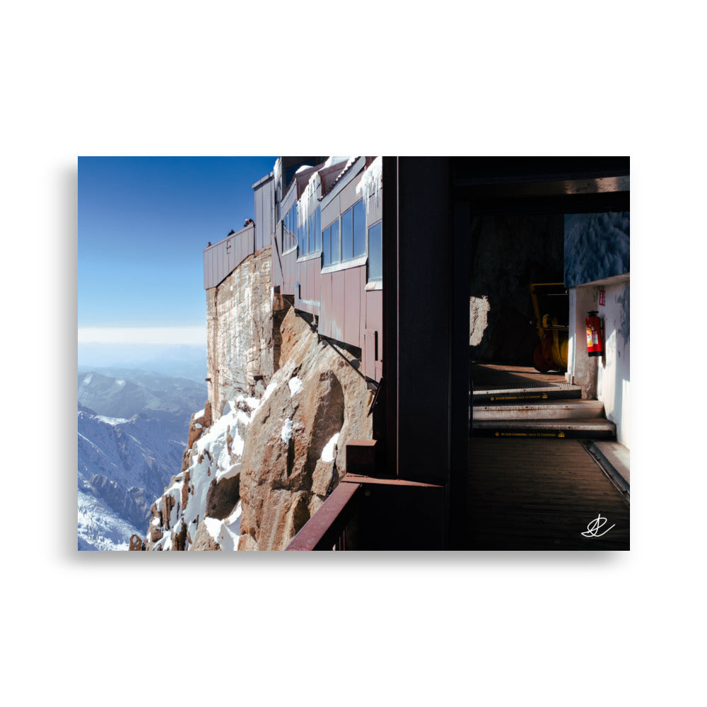 Poster "Chamonix" par Ilan Shoham, montrant un paysage alpin avec un bâtiment unique en altitude, idéal pour les passionnés de montagne et d'architecture.