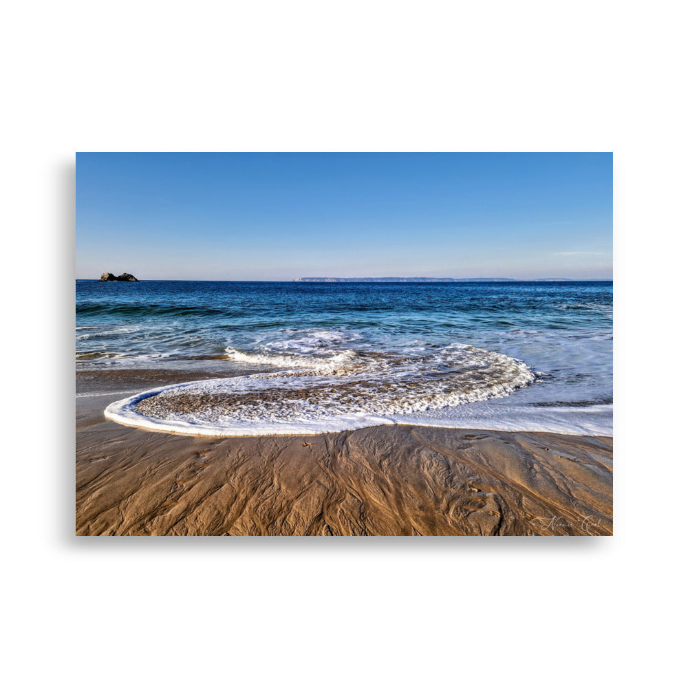 Poster "Amour de la Mer d'Iroise Dz" montrant un rivage paisible et des falaises à l'horizon, capturant l'essence de la tranquillité marine.