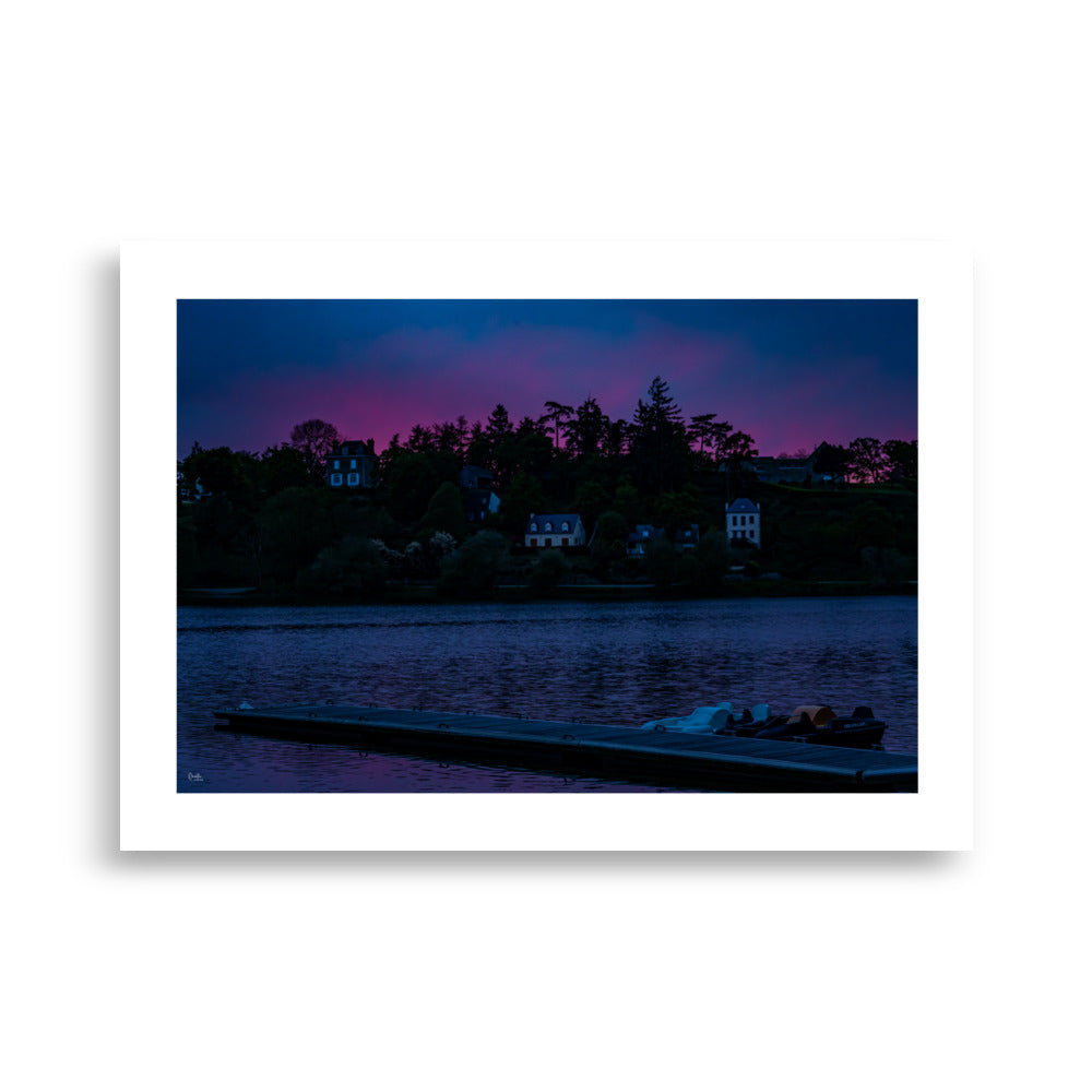 Poster photo - Des maisons aux bord d'un lac en soirée - Quentin trehour - Affiche murale 50x70