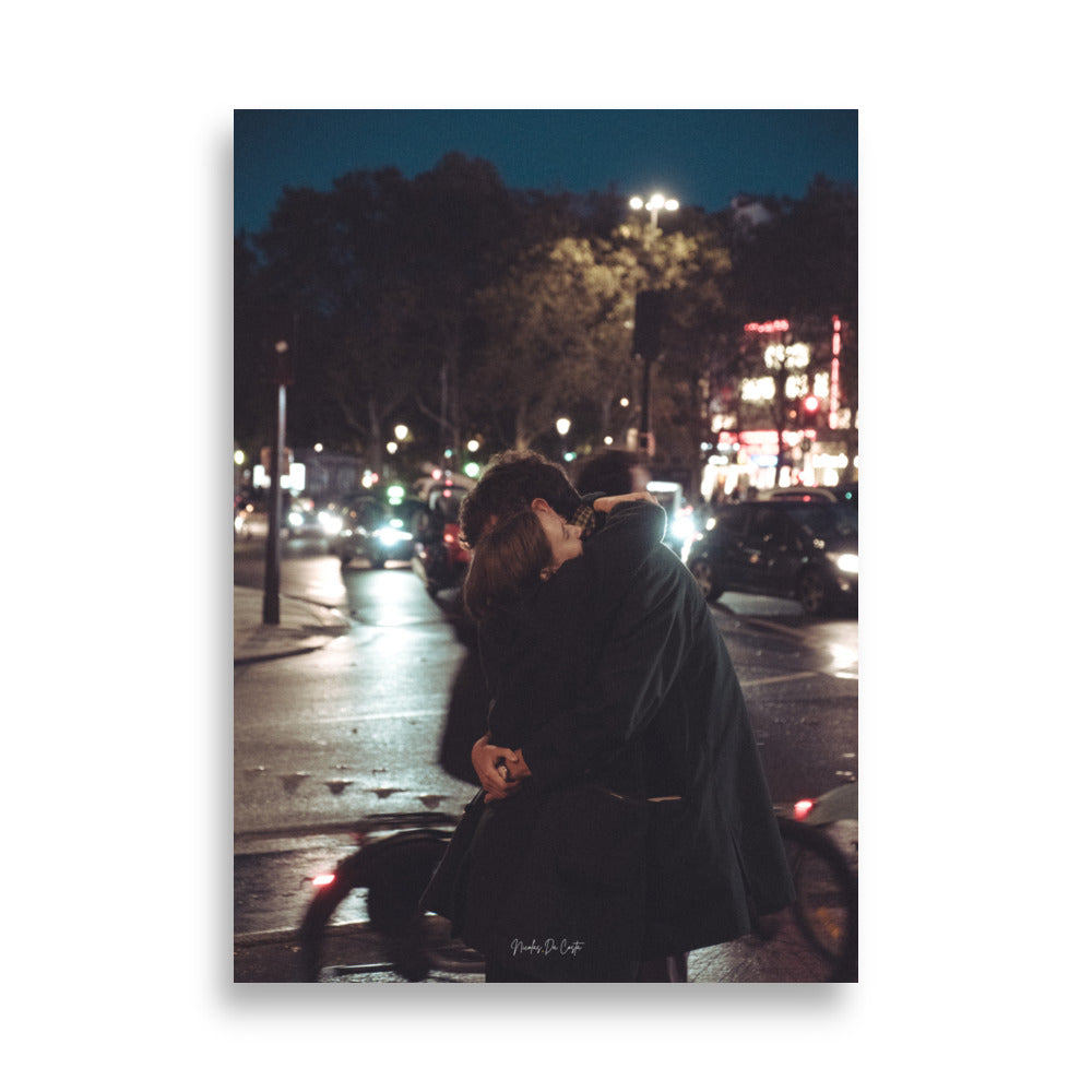 Poster photographie de rue - Couple qui s'enlace dans la rue a Paris en pleine nuit au millieu de la circulation routière - Nicolas Da Costa - Affiche murale 50x70