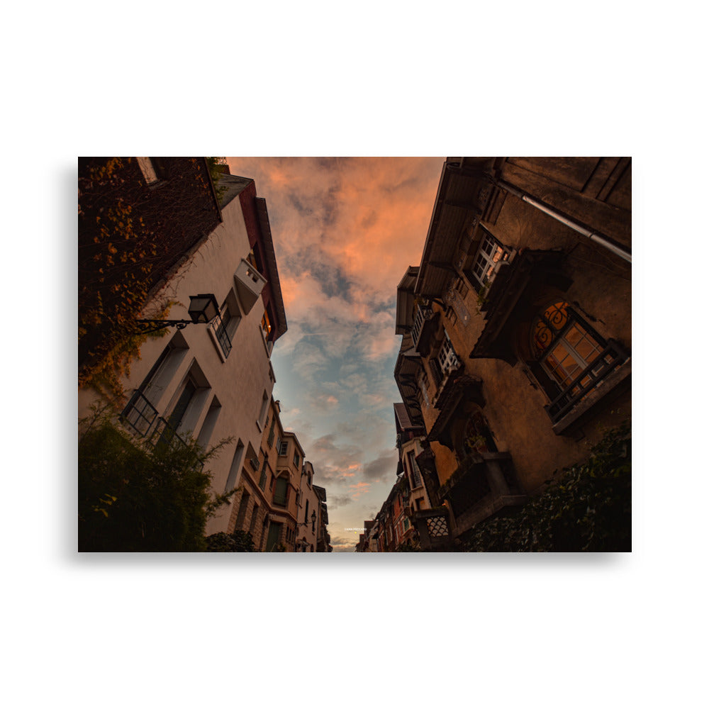 Poster photographie de paris - Plongez dans l'atmosphère paisible d'un quartier pavillonnaire parisien au crépuscule avec cette photographie captivante mêlant architecture et ciel pastel. - Yann Peccard - Affiche murale 50x70