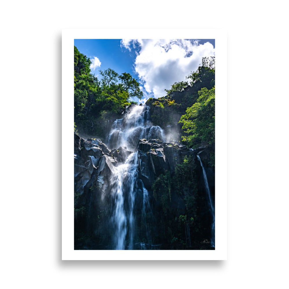 Poster photographie Cascade a la réunion - Découvrez la majesté de la nature avec cette photographie de cascade en pleine lumière. Une œuvre apaisante aux détails époustouflants, idéale pour votre intérieur. - Adrien Louraco - Affiche murale 50x70