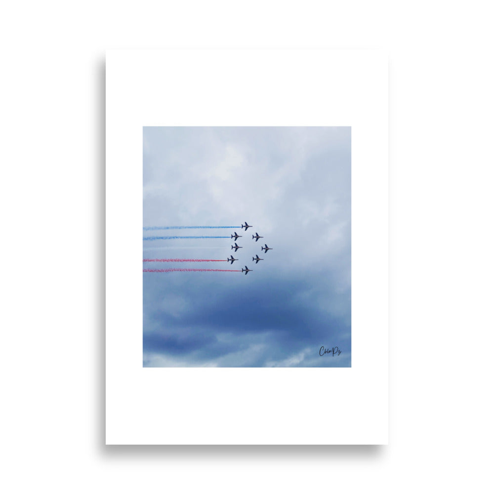 Poster photographie - "Admirez 'Éclat Tricolore', une photographie spectaculaire de la Patrouille de France en plein vol, traçant des lignes tricolores dans le ciel. Idéal pour une décoration dynamique et inspirante." - Chloé perez - Affiche murale 50x70