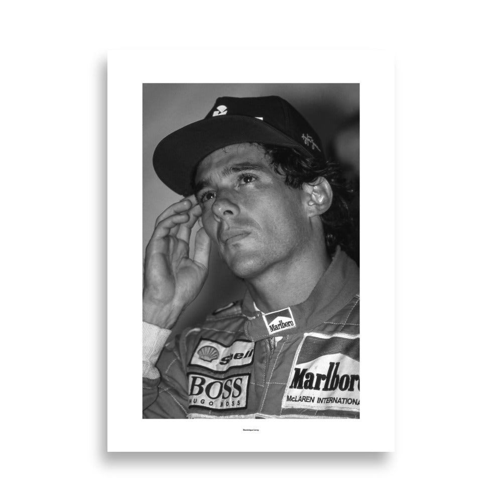 Poster photographie portrait - Plongez dans l’intensité du regard d’Ayrton Senna avec ce poster exclusif en noir et blanc. Une œuvre intemporelle pour honorer la légende de la Formule 1. - Ayrton Senna - Dominique Leroy - Affiche murale 50x70