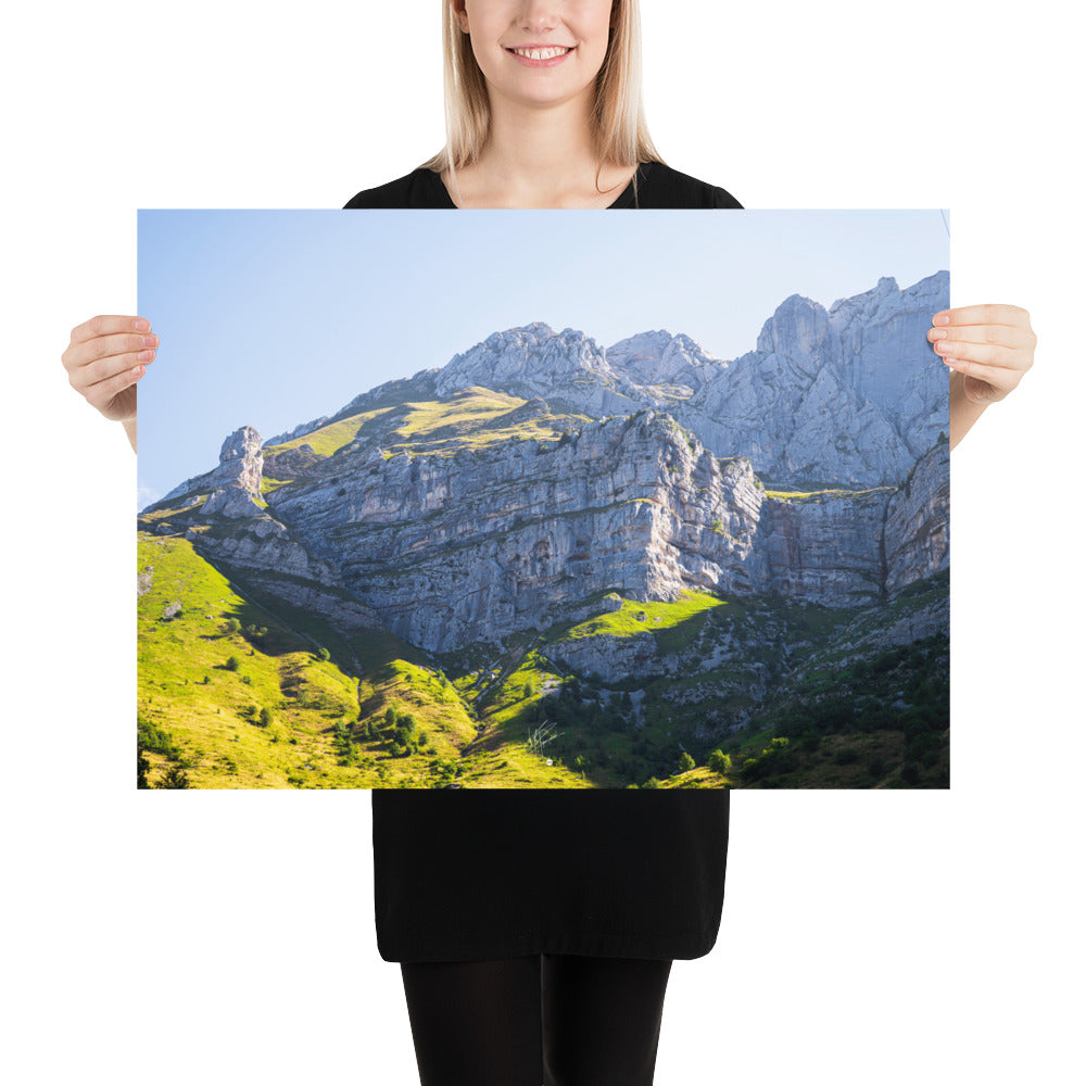 Vue époustouflante du Massif de la Tournette, mettant en évidence sa face rocheuse et sa verdure luxuriante, sous un soleil éblouissant.