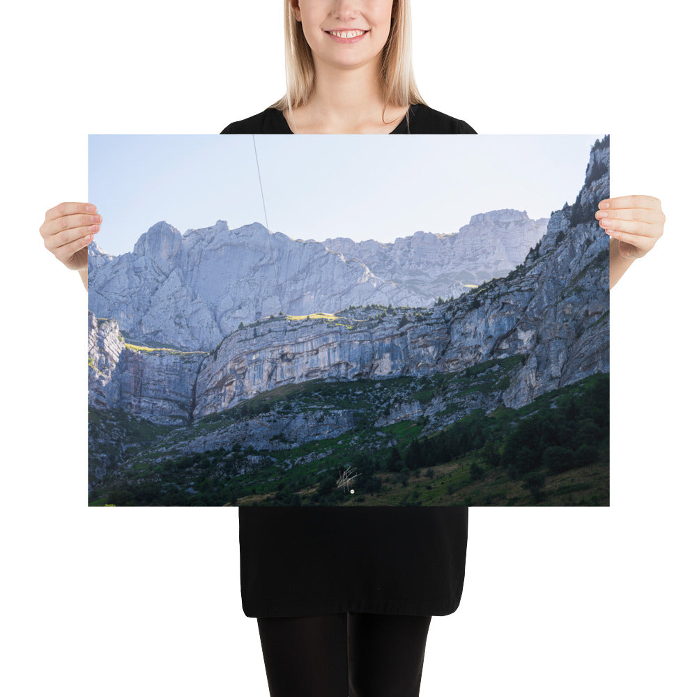 Photographie éclairée par le soleil de la face rocheuse du Massif de la Tournette, capturant sa majesté et sa splendeur.