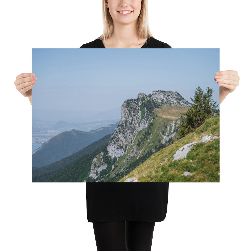 Vue panoramique du poster 'La Tournette N05', montrant une scène vertigineuse sur le flanc d'une montagne en Haute-Savoie.